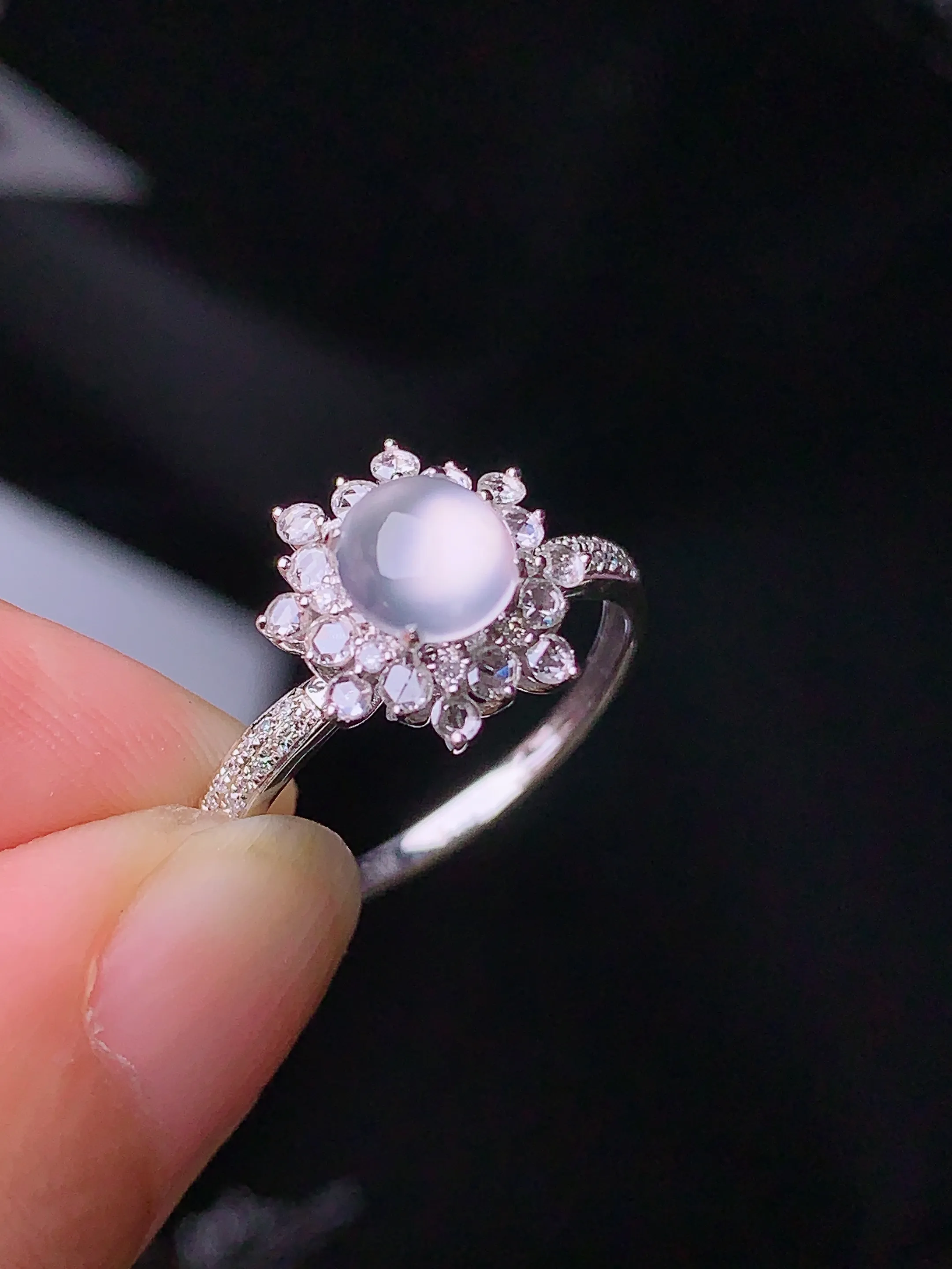 18k金钻镶嵌冰种蛋面戒指 玉质细腻 水润亮眼 圈口14.5 整体尺寸10.6*7