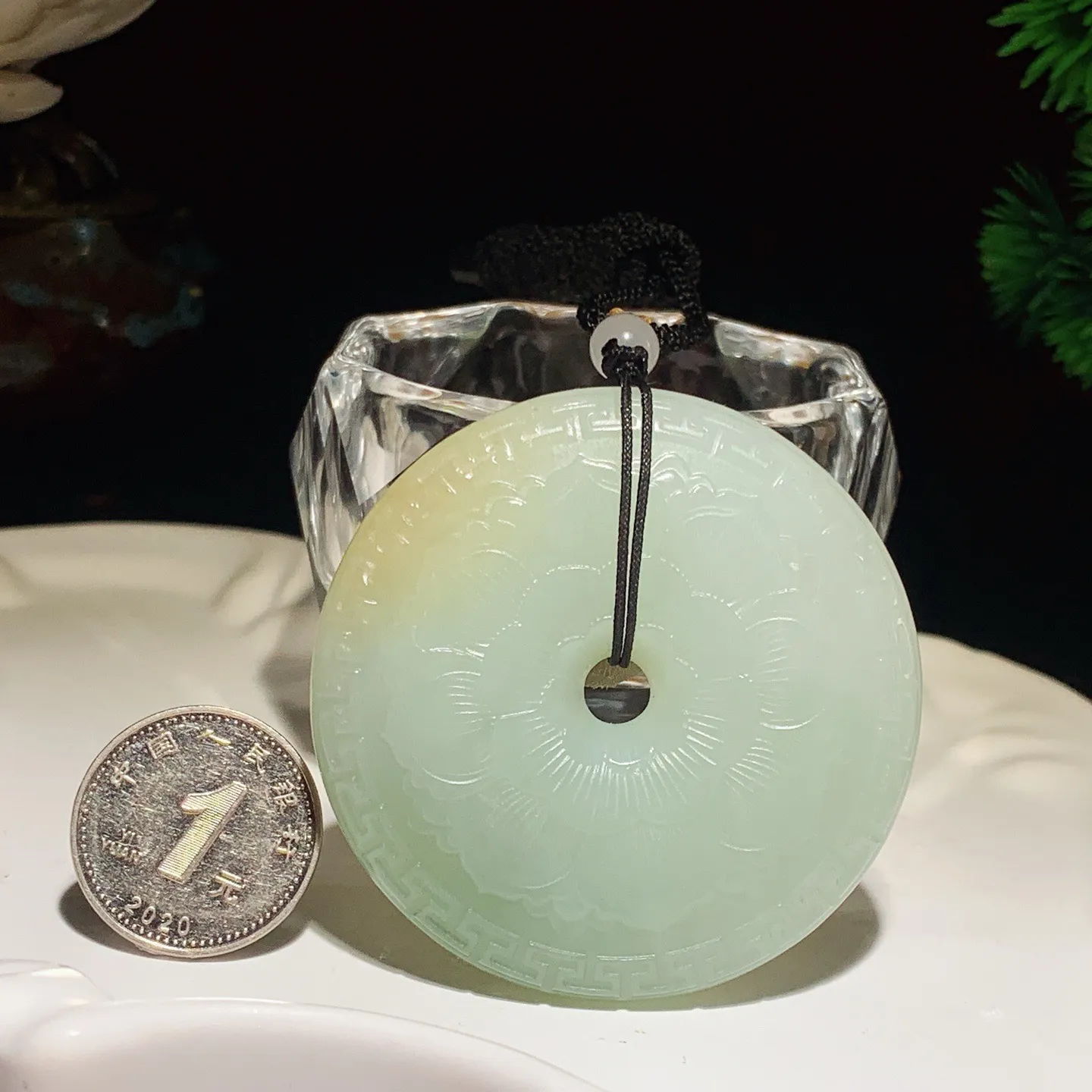 新疆且末糖怀古平安扣挂件。尺寸64/12重64.5克。玉质细腻油润。手推出油。佩戴高端典雅。lt251031