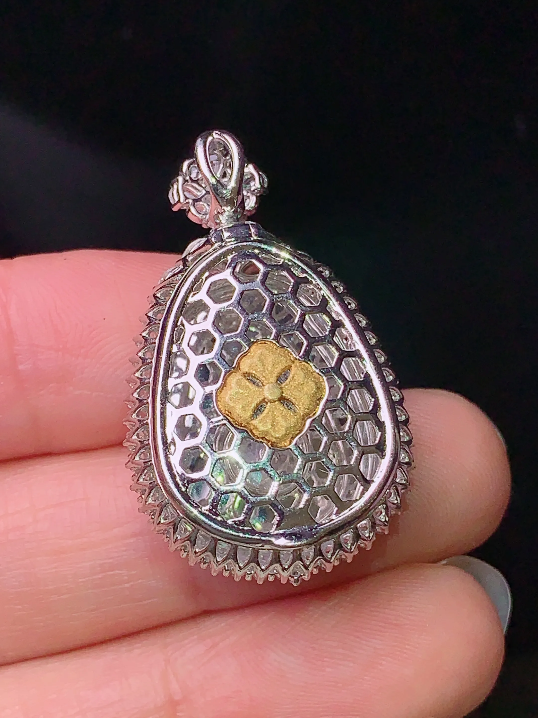 18k金钻镶嵌满绿如意吊坠 玉质细腻 色泽清新艳丽 整体尺寸32.2*19.6*10.8