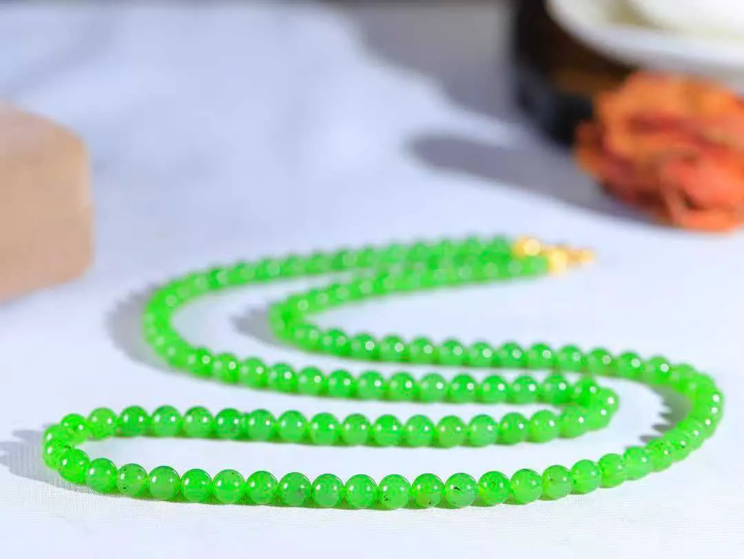 【珠圆玉润.项链】

精品和田玉碧玉珠圆玉润项链 玉质温润细腻  整串打磨圆润，佩戴舒适。珠珠落玉盘，间关莺语花底滑，一生美好时光，无论身在何处，都有它相伴相守。事事顺遂，幸福美满，吉祥如意。重35.5克 尺寸取一5.8mm  791073178A