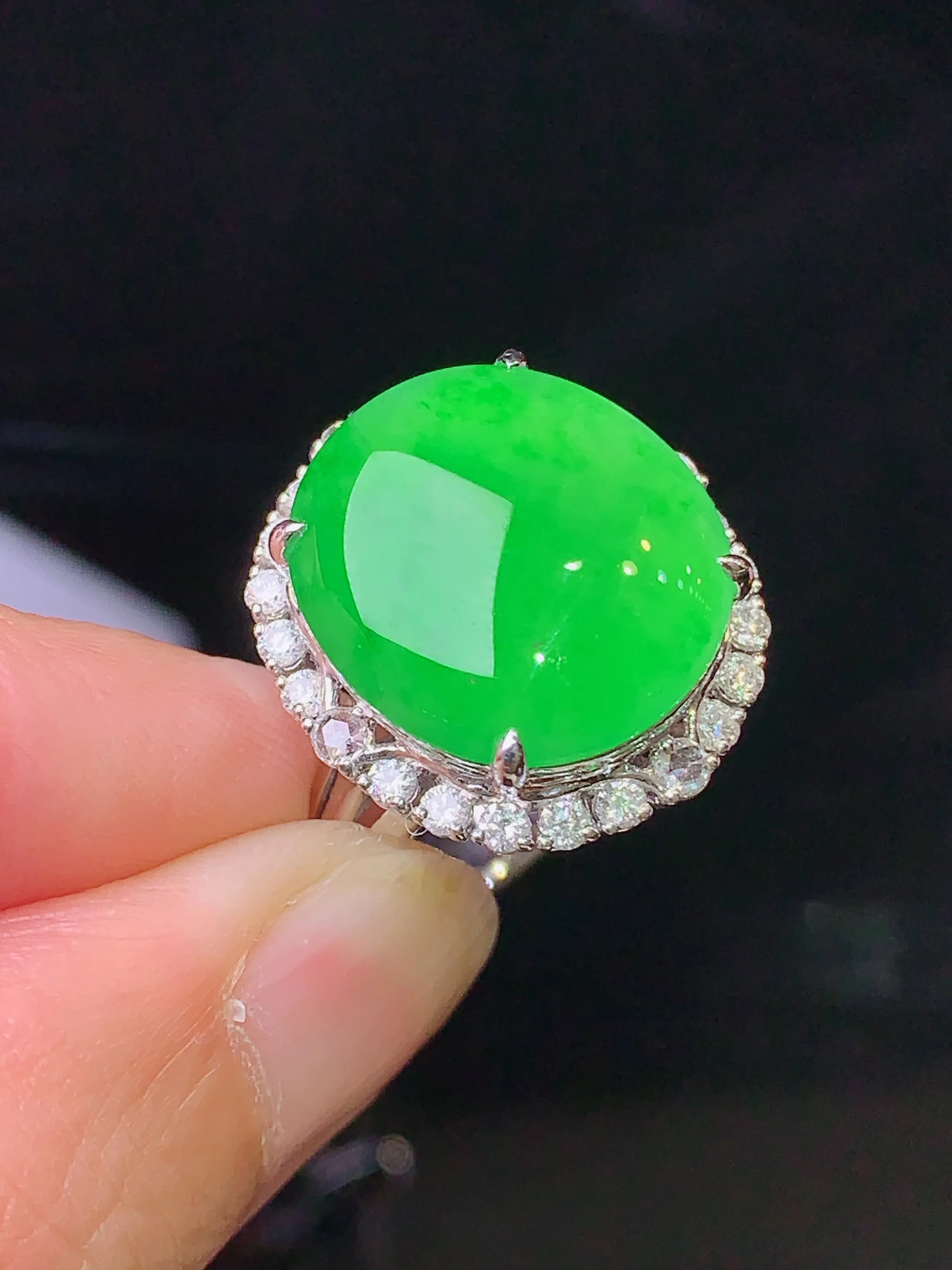 18k金钻镶嵌翠绿蛋面戒指 玉质细腻 色泽清新艳丽 圈口12.5 整体尺寸19.7*18*11