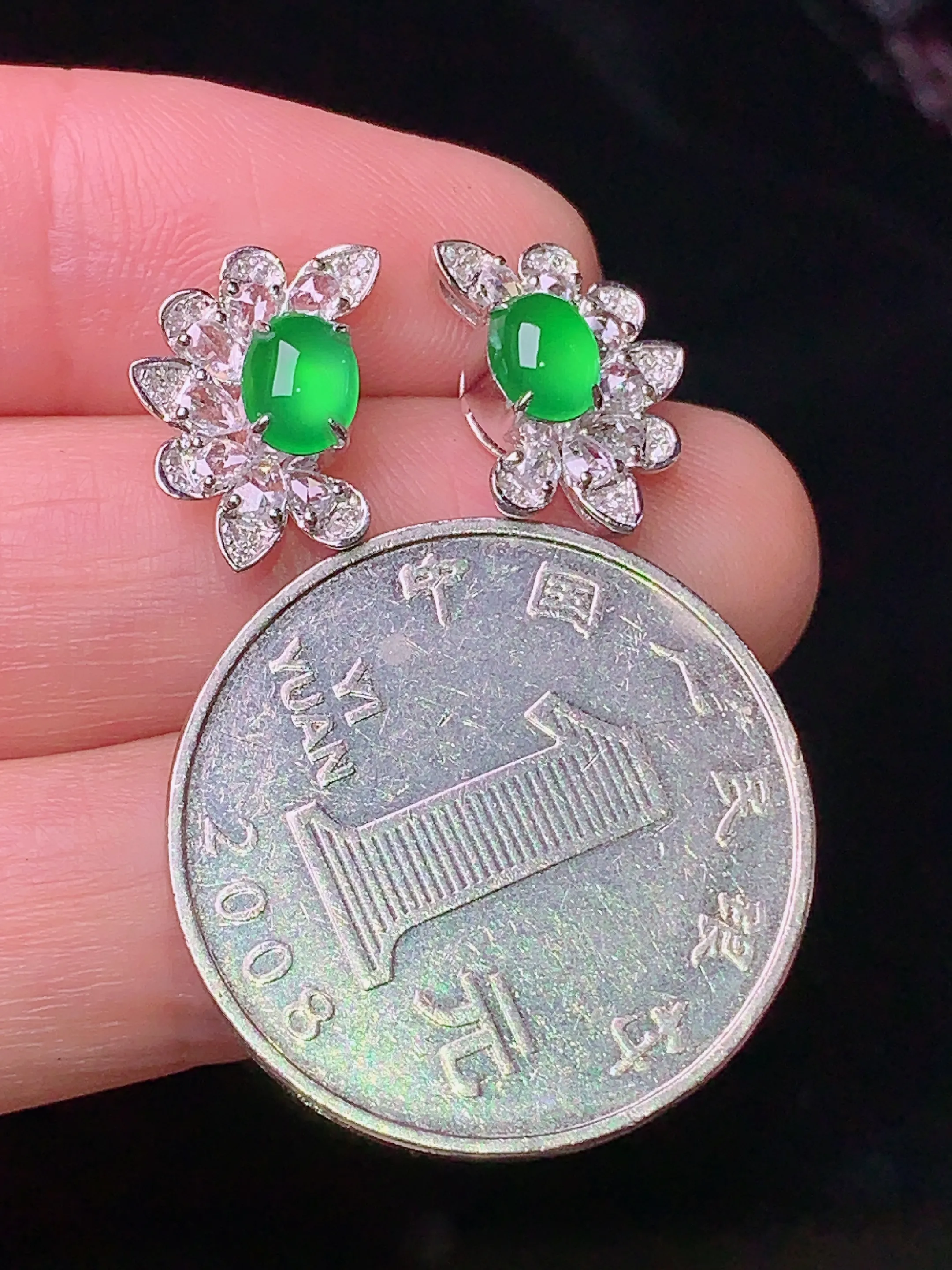 18k金钻镶嵌满绿蛋面耳钉 玉质细腻 色泽清新艳丽 整体尺寸14.2*9.5*6