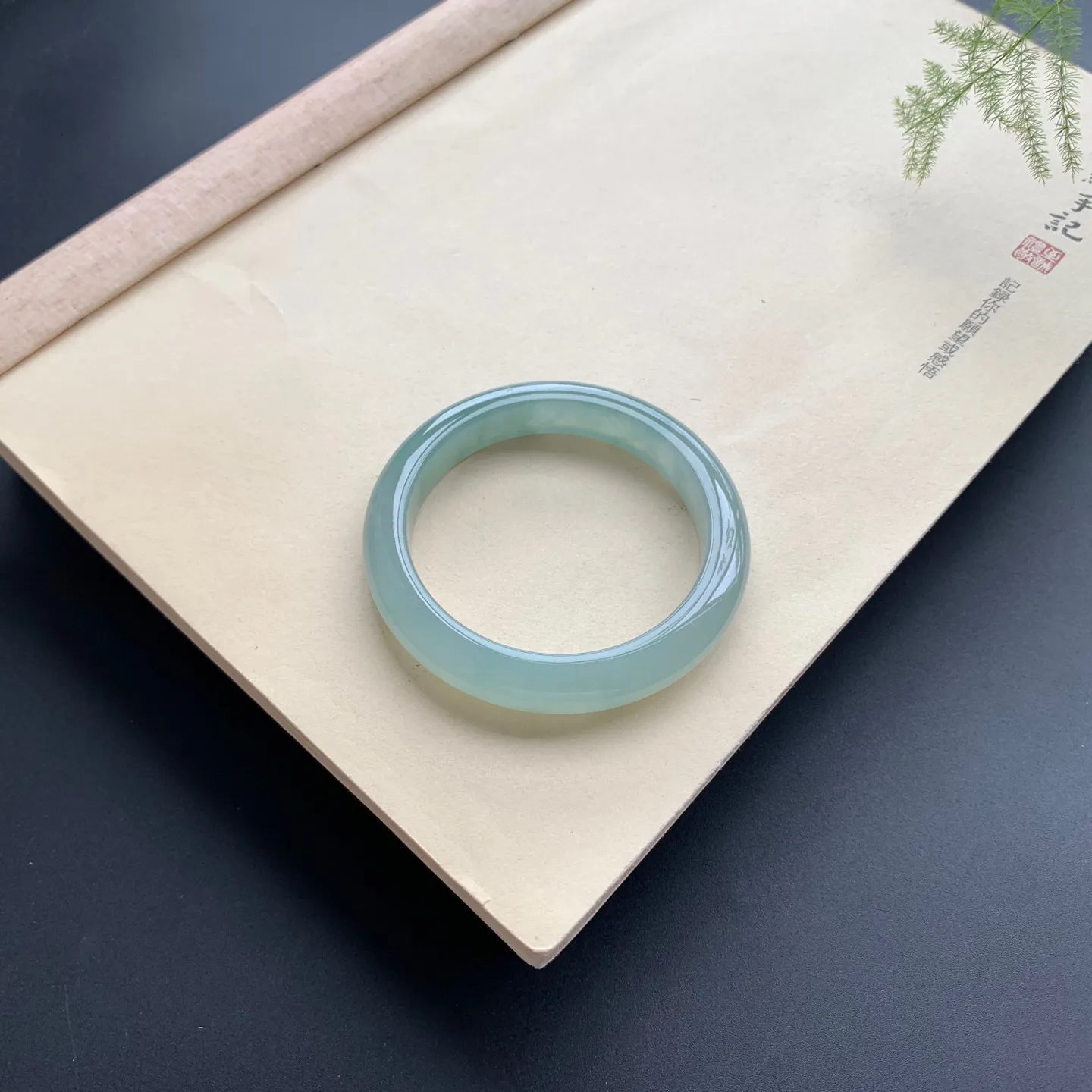 53.5圈口冰油绿正圈手镯 尺寸：53.5-19.5-8.5，无纹裂，水润起胶，色泽亮丽