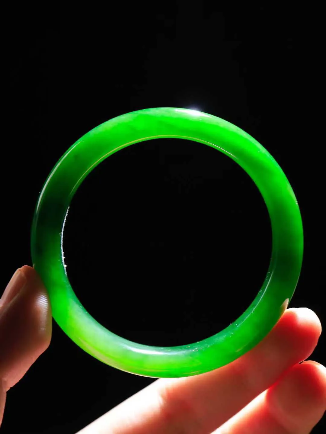 【诗情画意.手镯】

收藏级臻品️️和田玉碧玉手镯   细腻油脂,手感润滑。意韵飘渺，温雅细腻，工艺精湛，️氤氲诗意的美跃然于手腕之间，给人以出尘的风雅，优美脱俗，气质非凡。重45.5克 内径54.5mm尺寸12-8mm  221032400A