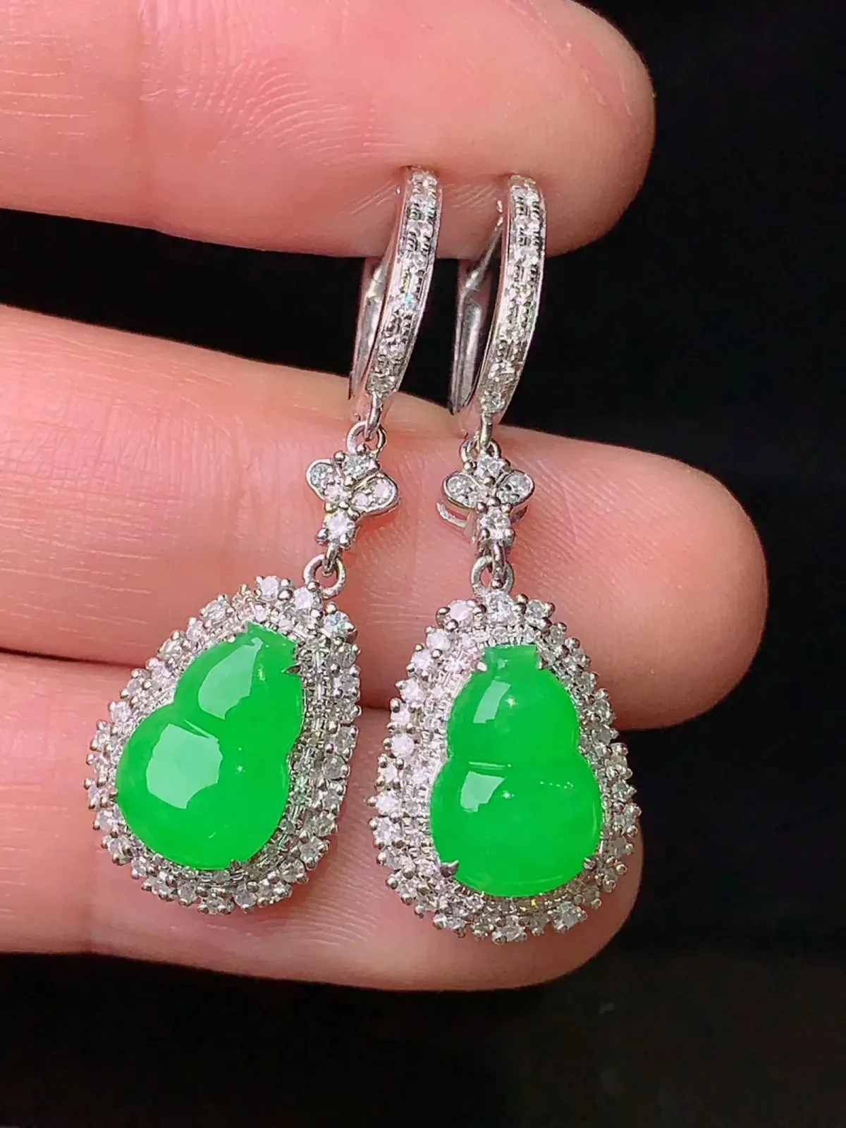 18k金钻镶嵌满绿葫芦耳坠 玉质细腻 色泽艳丽 整体尺寸35.6*11.6*7.5