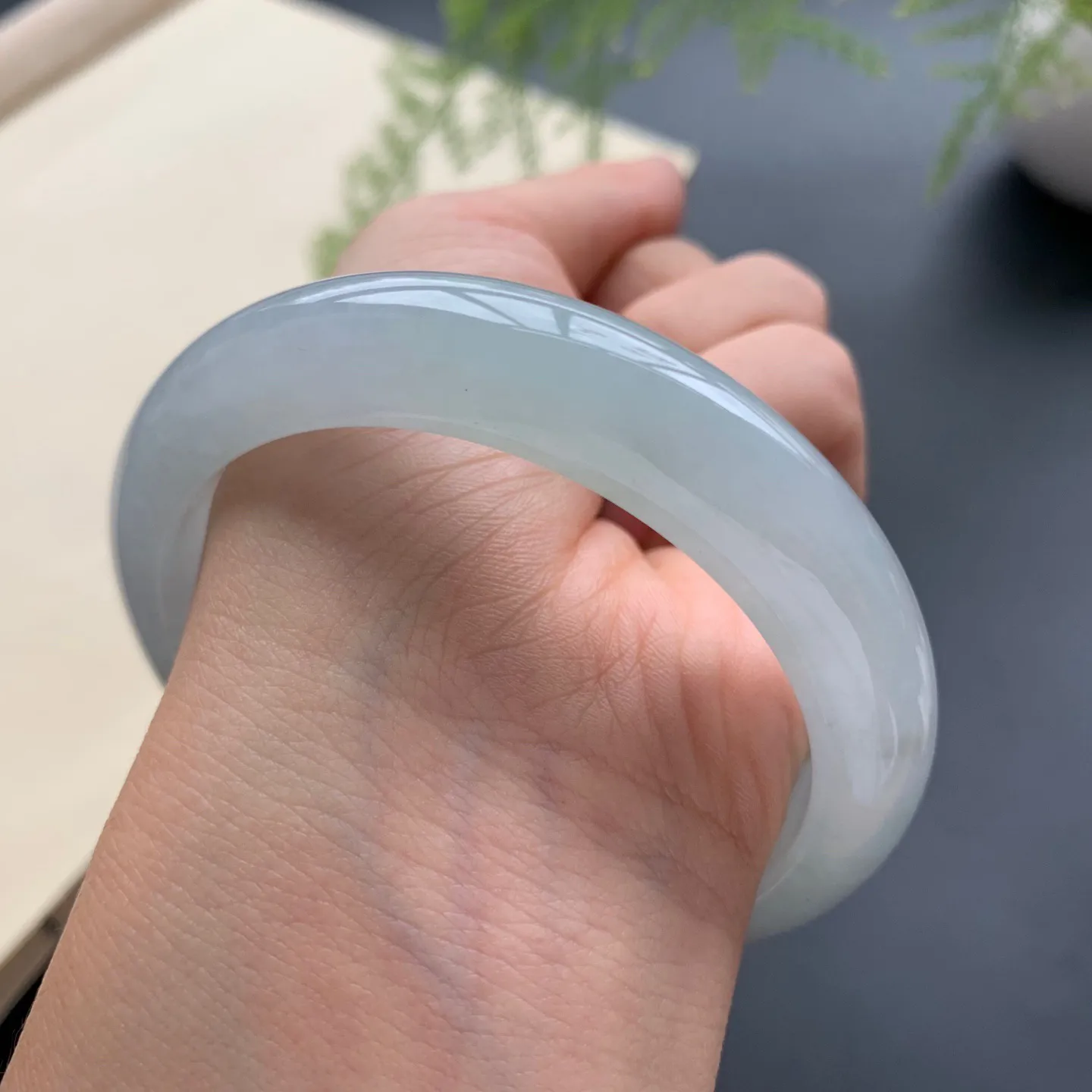 56.5圈口冰底色正圈手镯 尺寸：56.5-12.5-8.2，无纹裂，细腻起胶，清爽干净