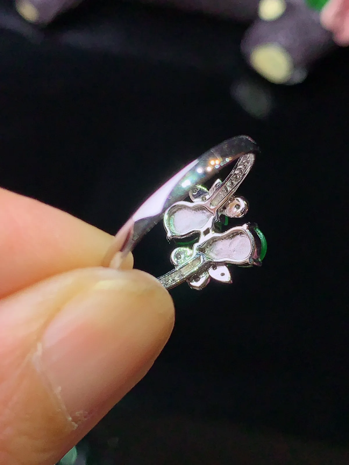 18k金钻镶嵌满绿葫芦组合戒指 玉质细腻 色泽清新艳丽 圈13.5 整体尺寸6.8*4.2*2.2