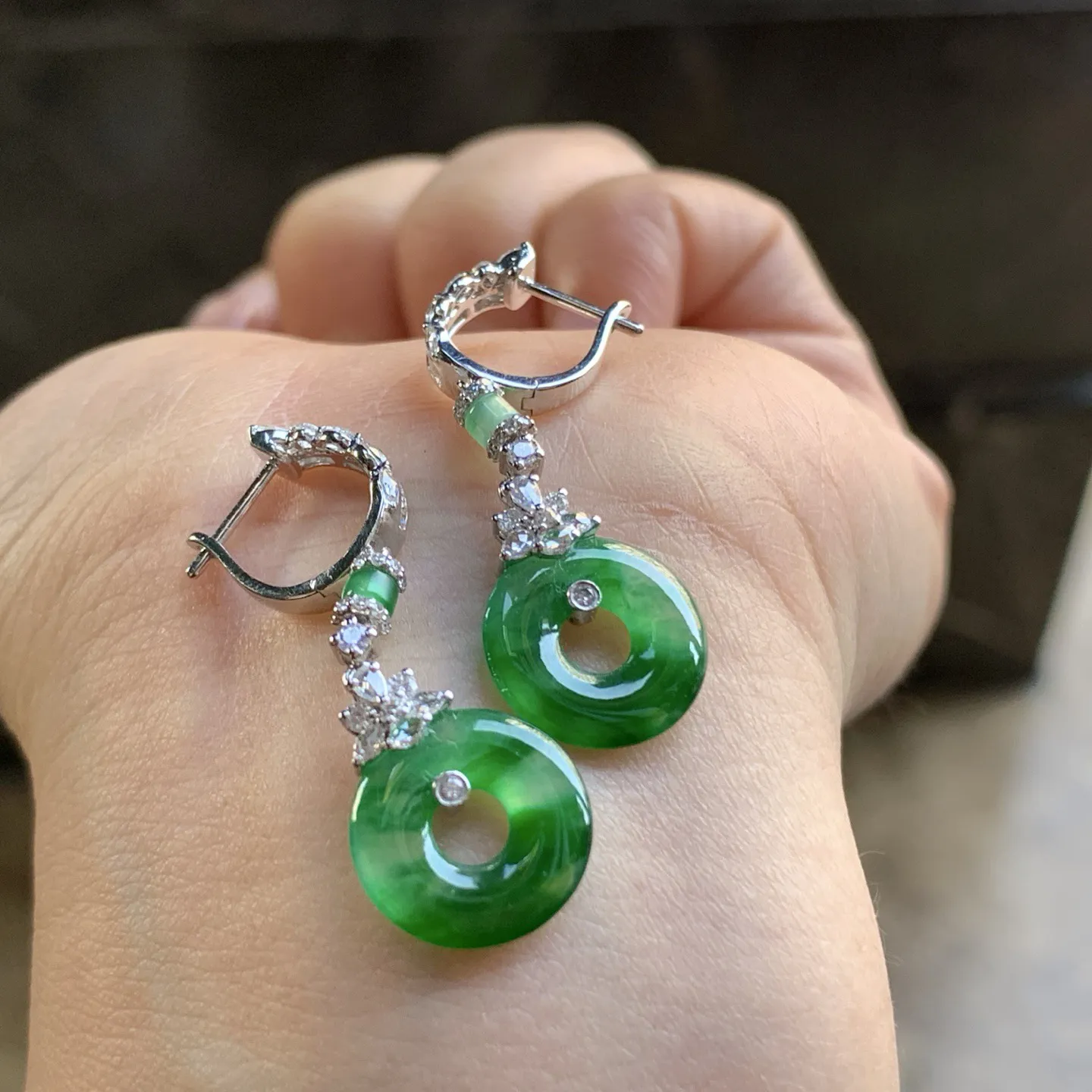 金钻镶嵌辣绿色耳坠^_^颜色鲜艳 浓郁