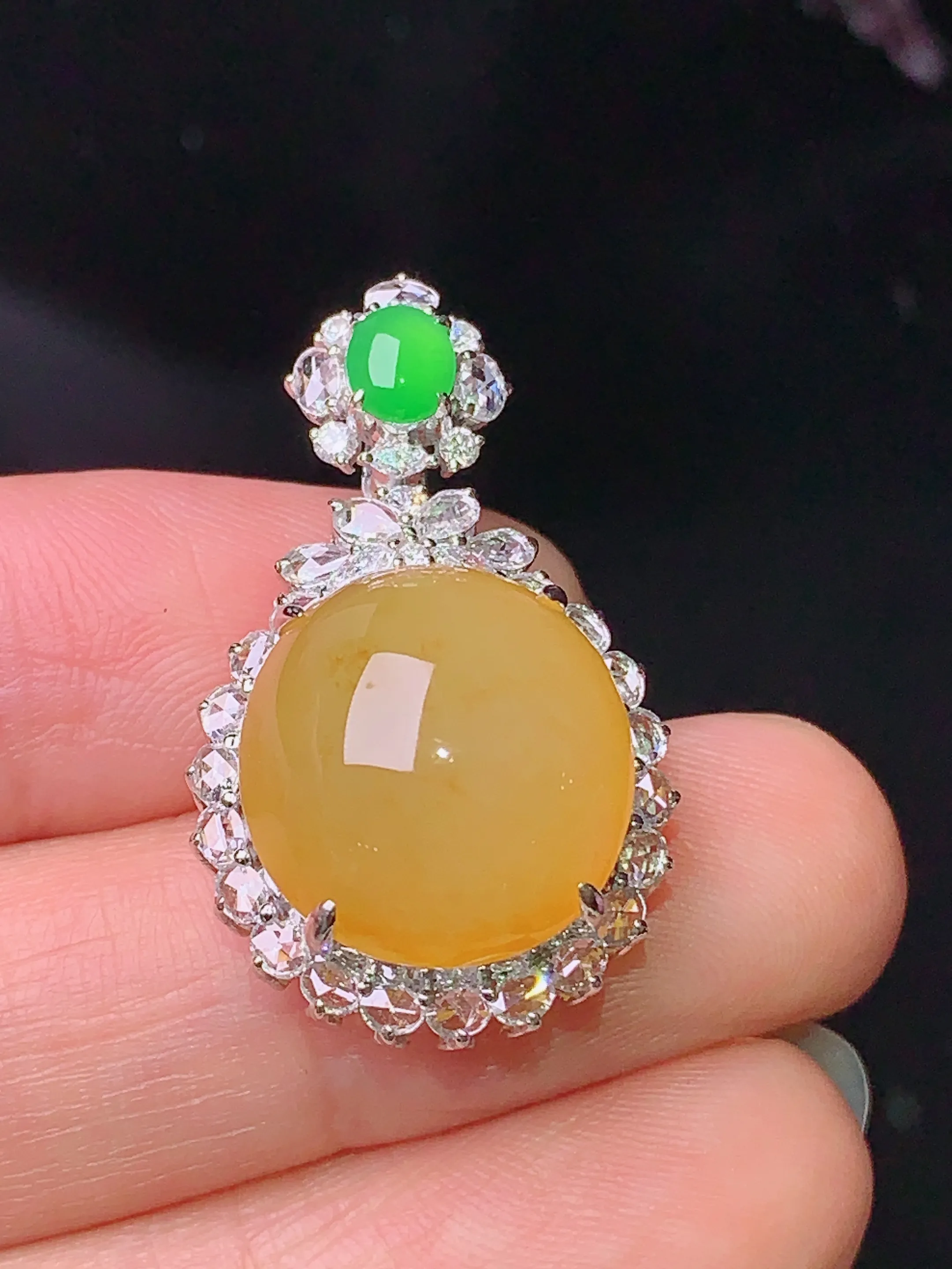 18k金钻镶嵌黄翡蛋面吊坠 玉质细腻 色泽清新艳丽 整体尺寸29.8*17.5*11.5