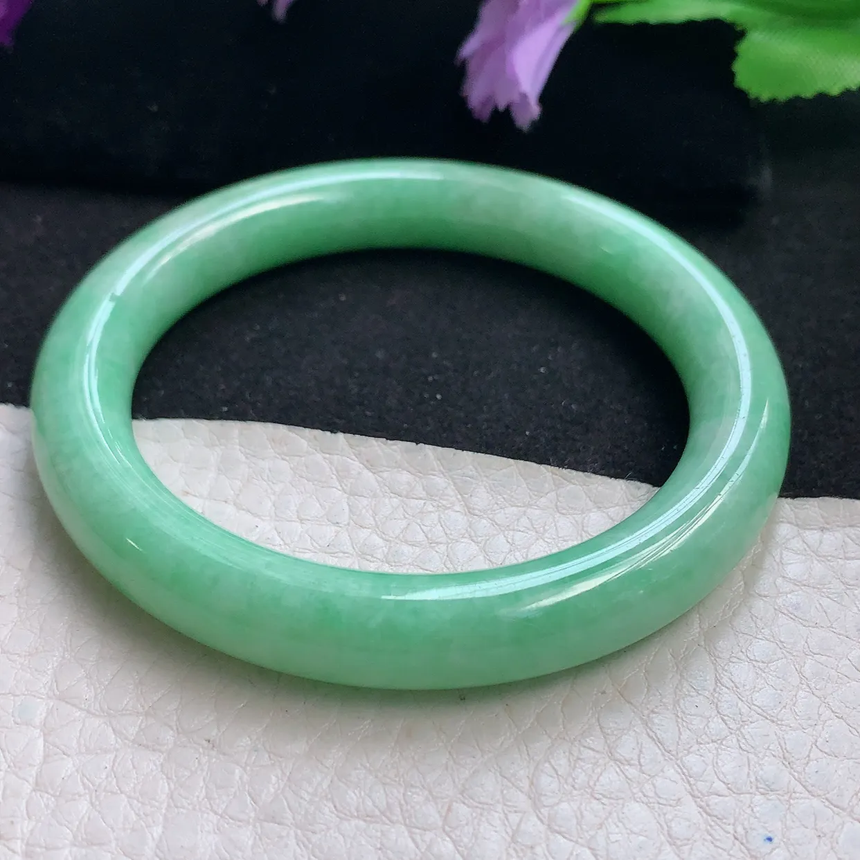 n自然光52*9.2*9圆镯 天然缅甸翡翠a货手镯满绿浅绿叮当镯子圆条手镯