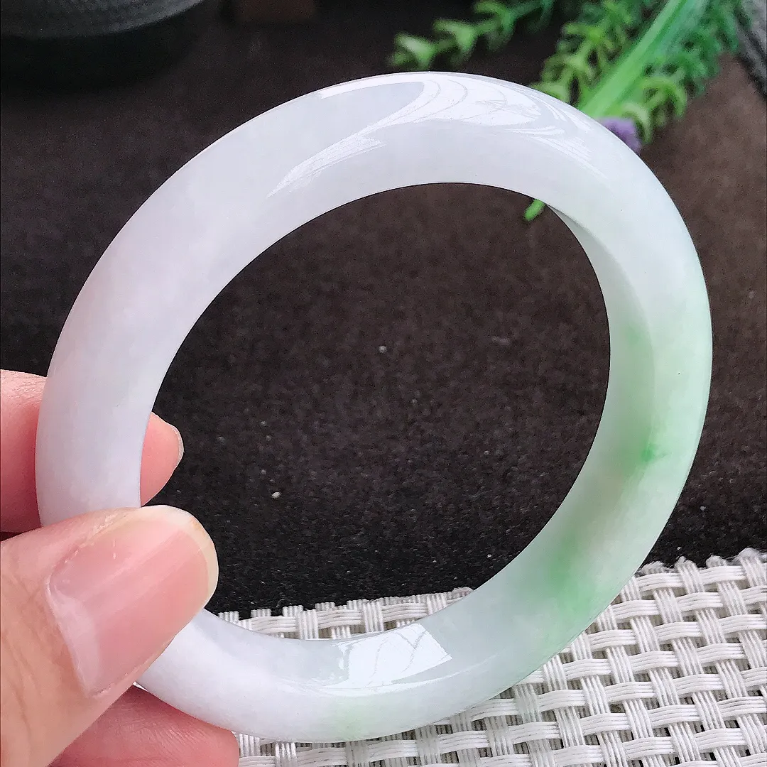 自然光57.8/11.4/9.8老坑精美温润飘绿手镯宽边翡翠玉镯美人镯