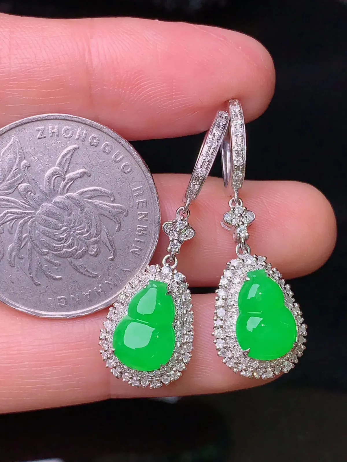 18k金钻镶嵌满绿葫芦耳坠 玉质细腻 色泽艳丽 整体尺寸35.6*11.6*7.5