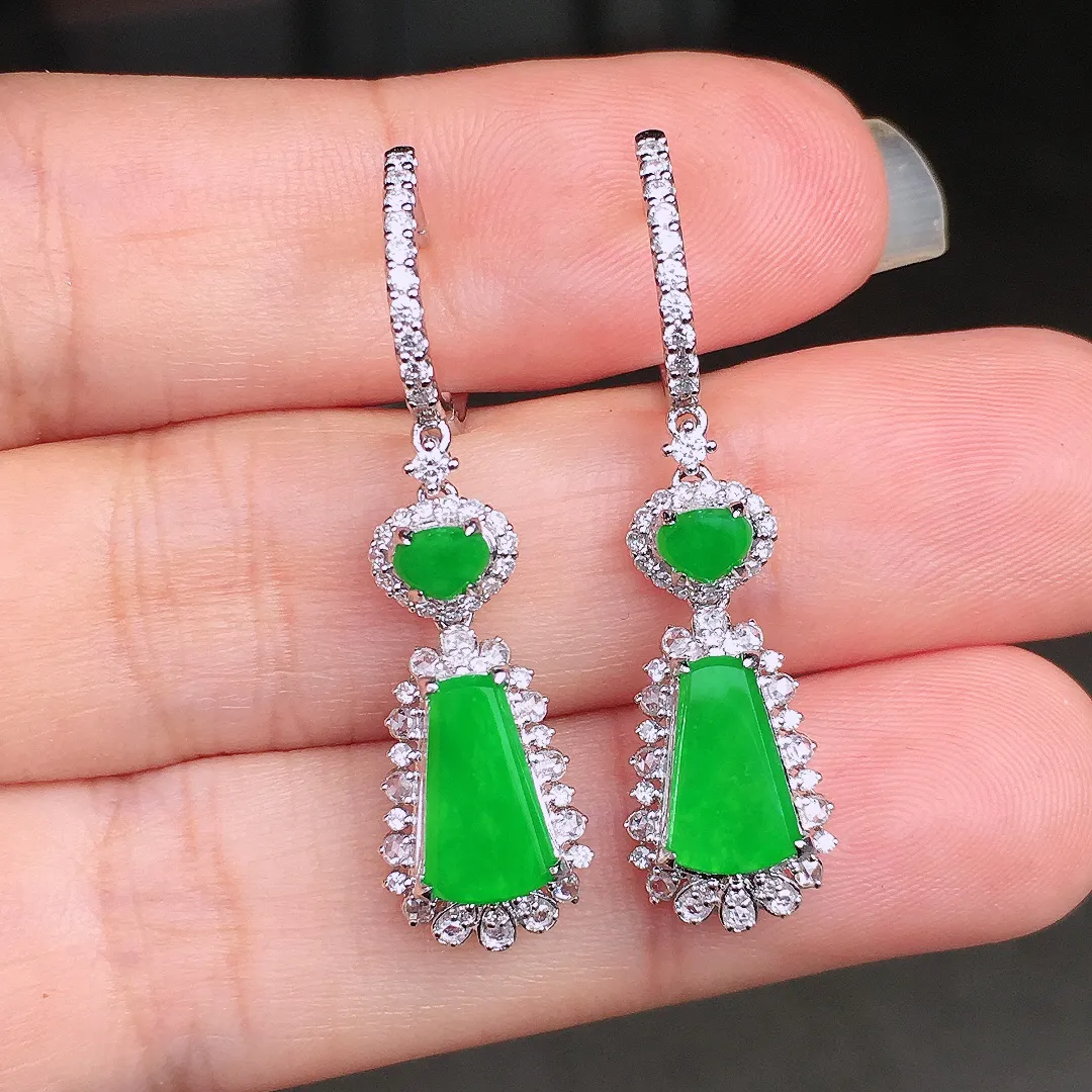 阳绿无事牌耳坠，色泽均匀艳丽，玉质细腻，荧光感超
强，饱满圆润，尽显优雅气质，18k
金豪华镶嵌