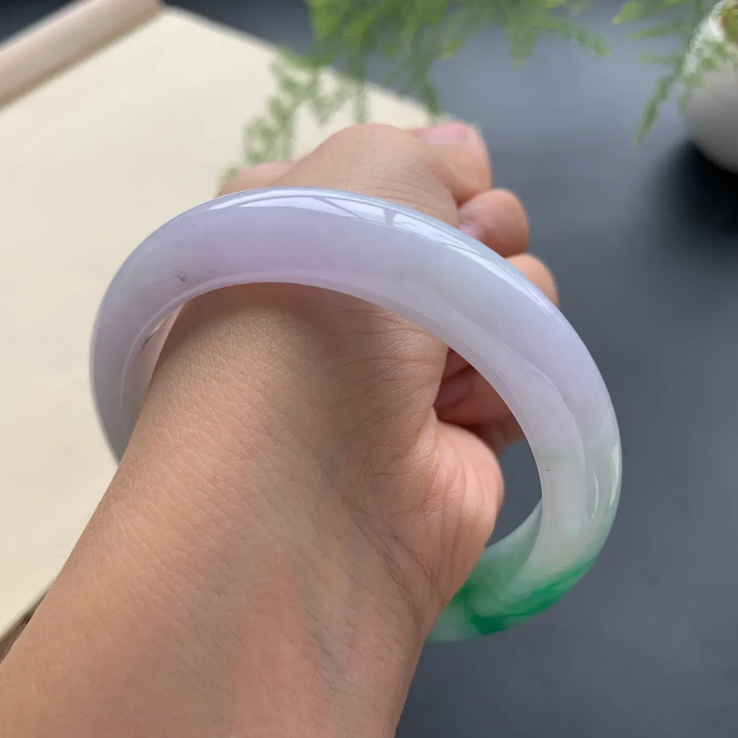 57.3圈口飘绿正圈手镯 尺寸：57.3-12.5-8.6，无纹裂，细腻光滑，色泽靓丽