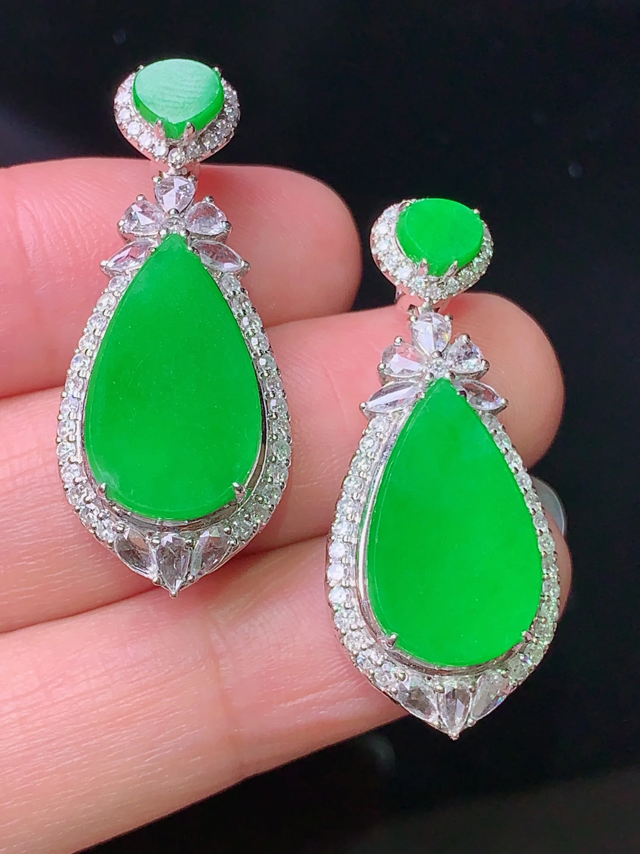 18k金钻镶嵌满绿水滴耳坠吊坠两用款 玉质细腻 色泽清新艳丽 整体尺寸47*14*8.5