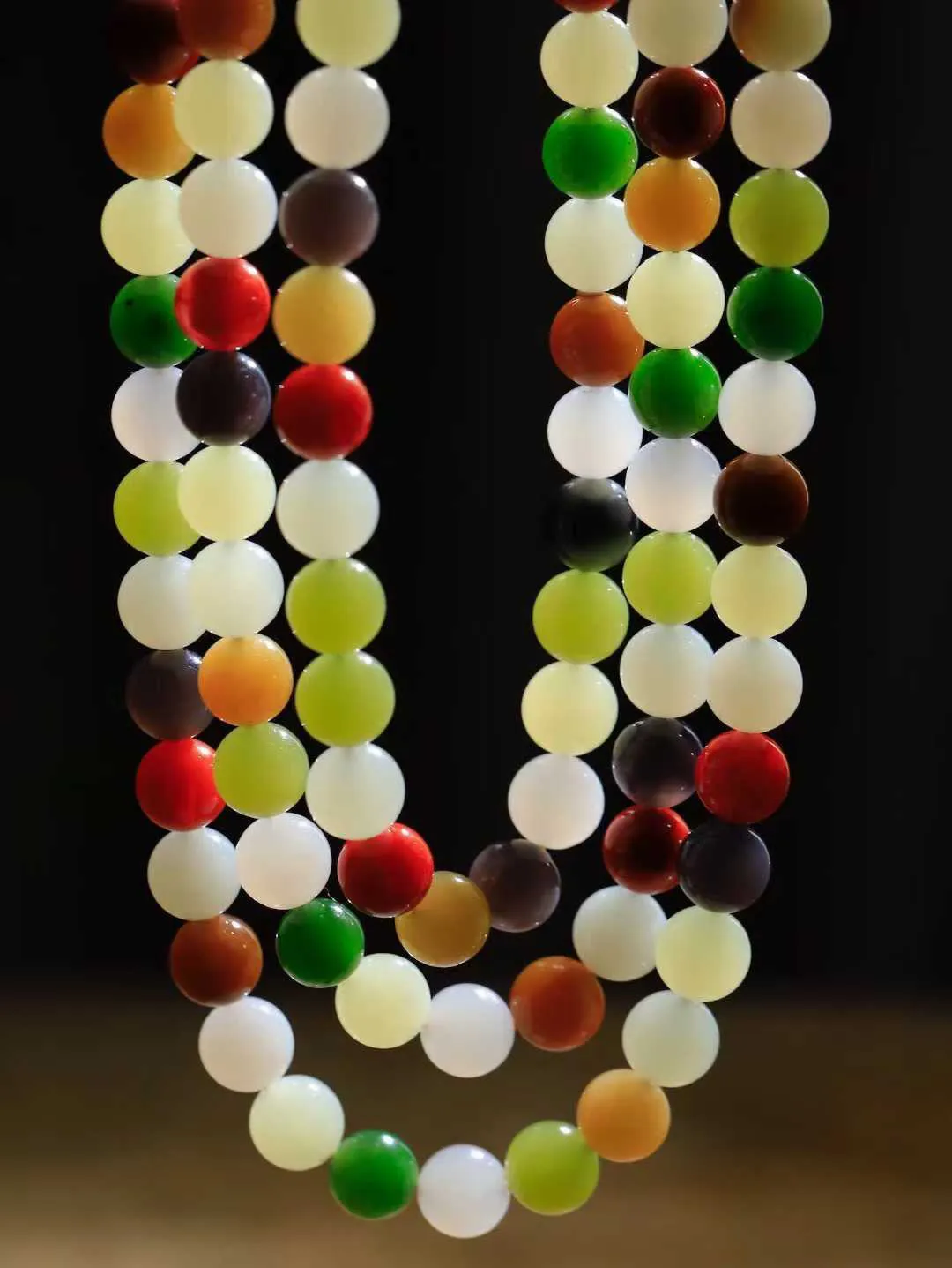 【珠圆玉润.项链】

精品和田玉多宝珠圆玉润项链 玉质温润细腻  整串打磨圆润，佩戴舒适。珠珠落玉盘，间关莺语花底滑，一生美好时光，无论身在何处，都有它相伴相守。事事顺遂，幸福美满，吉祥如意。重164克 尺寸取一9.9mm  791073178A