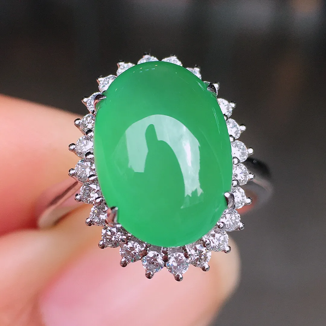 晴水蛋面戒指，色泽均匀艳丽，玉质细腻，荧光感超
强，饱满圆润，尽显优雅气质，18k
金豪华镶嵌