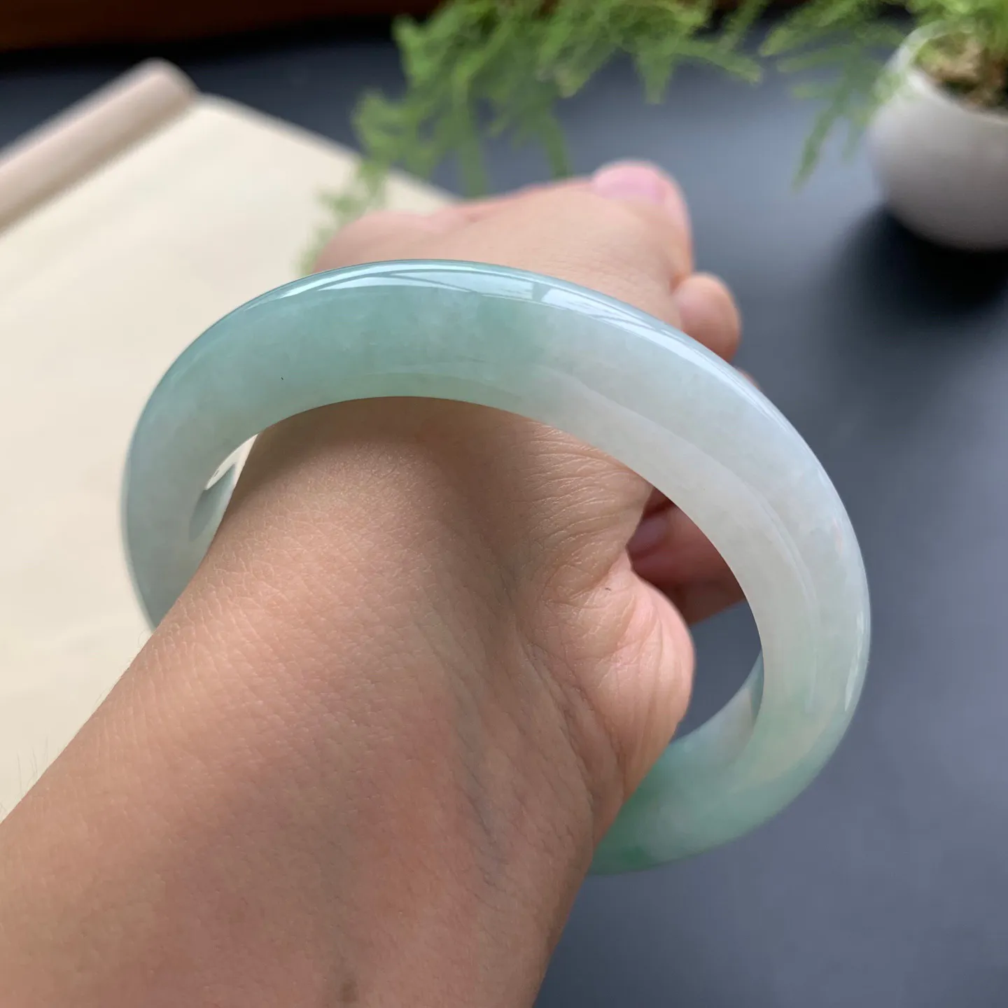 55.8圈口飘绿正圈手镯 尺寸：55.8-11.8-9，无纹裂，色泽靓丽，版型厚装