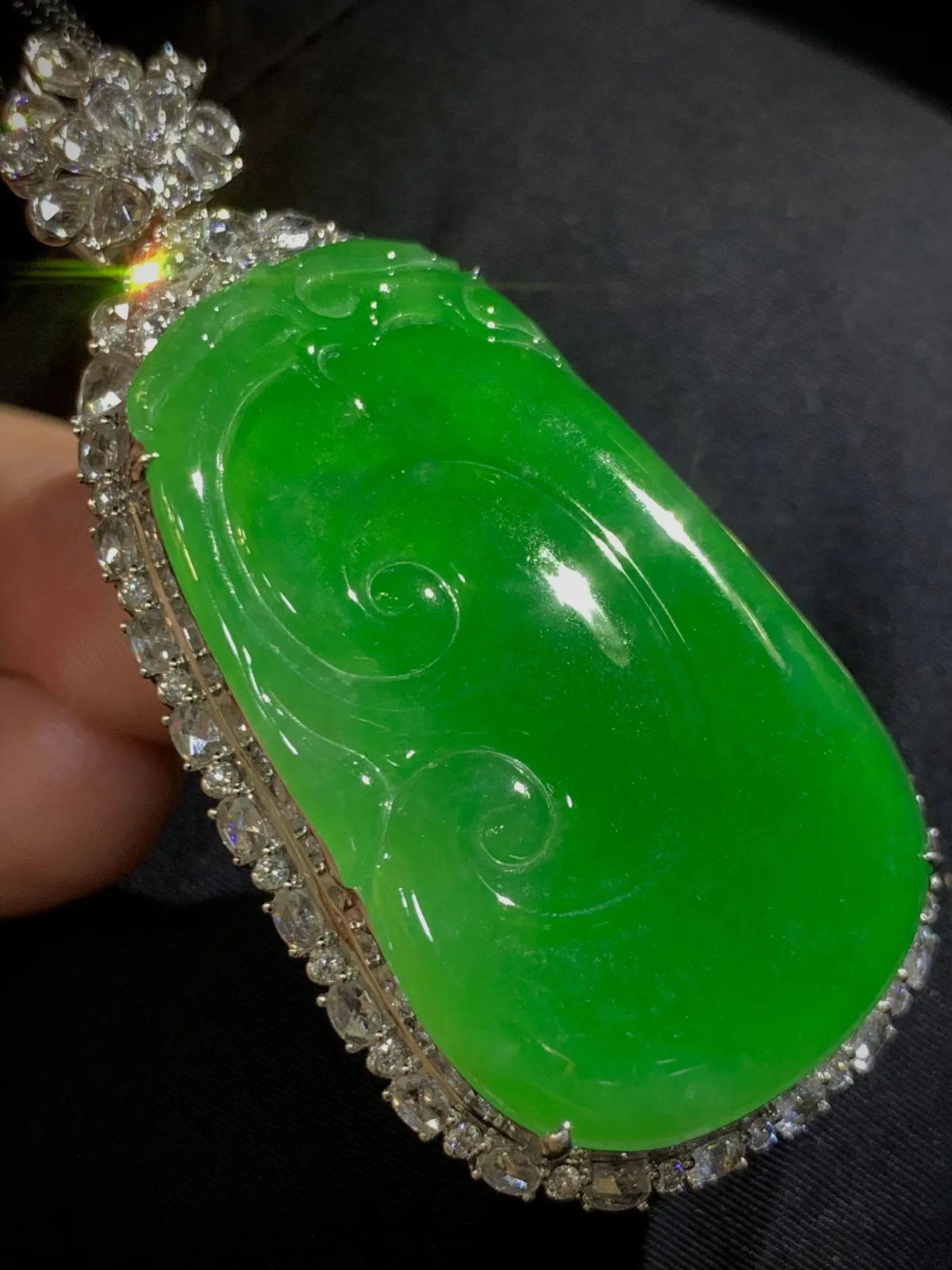 绿如意，裸石43-26-3mm，
整体61-30.2-12.5mm，
18K金，南非钻，