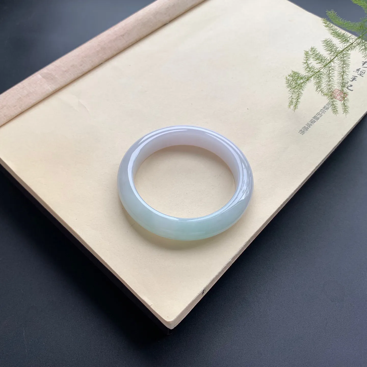 57圈口底色正圈手镯 尺寸：57-12.2-9.2，无纹裂，细腻釉洁，清爽干净