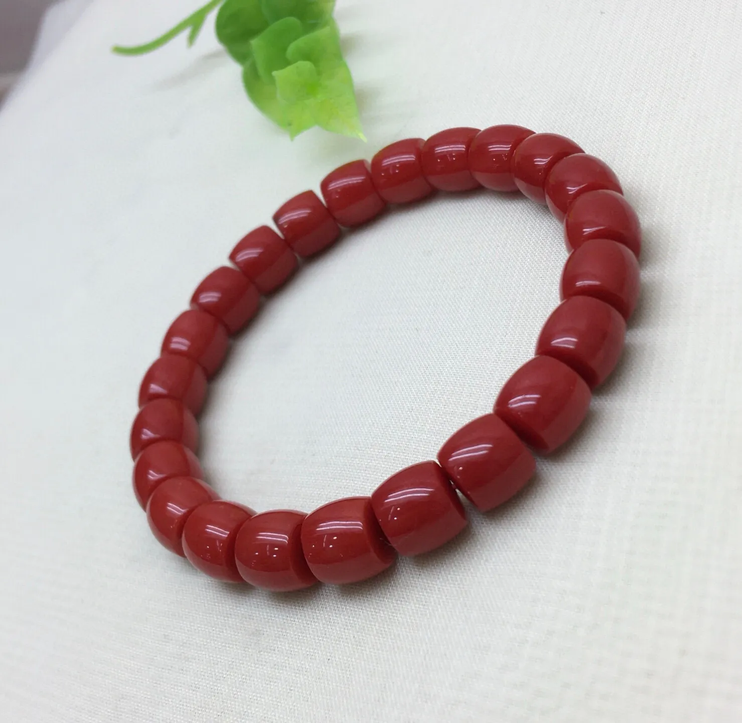 【天然深橘红珊瑚小9mm直切珠弹力手串】收藏佩戴两不误！天然无添加无优化，深橘红颜色，色泽好！品质好！颗颗天然！西班牙产地，科西卡材料，裸石尺寸约为8.82-8.75mm左右，重量24.99克。有个别天然小虫眼，可忽略不计。珊瑚自古被佛教视为珍宝，深海里千年生长的有生命宝石，有灵性，气场强大，佩戴者更有佛性，更有佛缘！