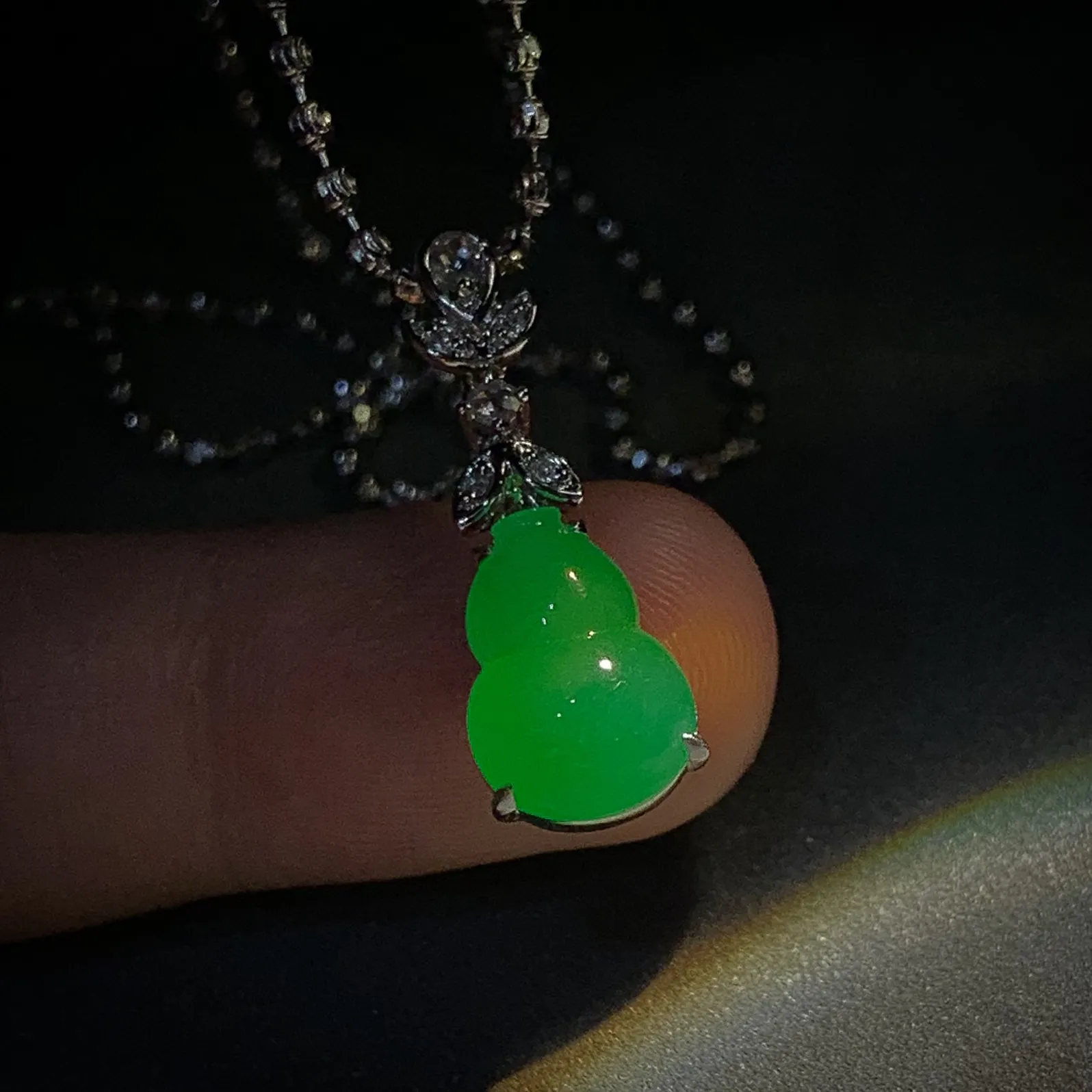 【福禄】，绿葫芦，
裸石12-8.5-5mm，整体25.2-8.5-6.5mm，
18K金，南非钻，不配链子