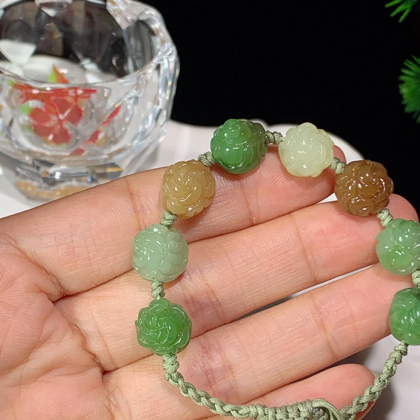 和田玉多宝花开富贵手串。尺寸10/8重13.5克。玉质细腻油润。手推出油。佩戴高端典雅。lt251031