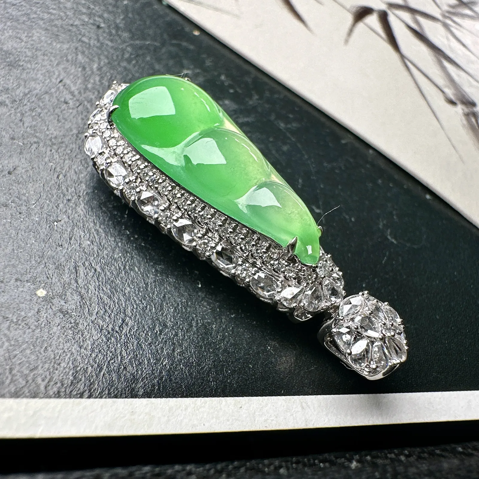 【冰种满绿福豆吊坠】种地上乘，冰感十足，通透起光，饱满圆润，18k金钻镶嵌，裸石尺寸23.7*10*4毫米。