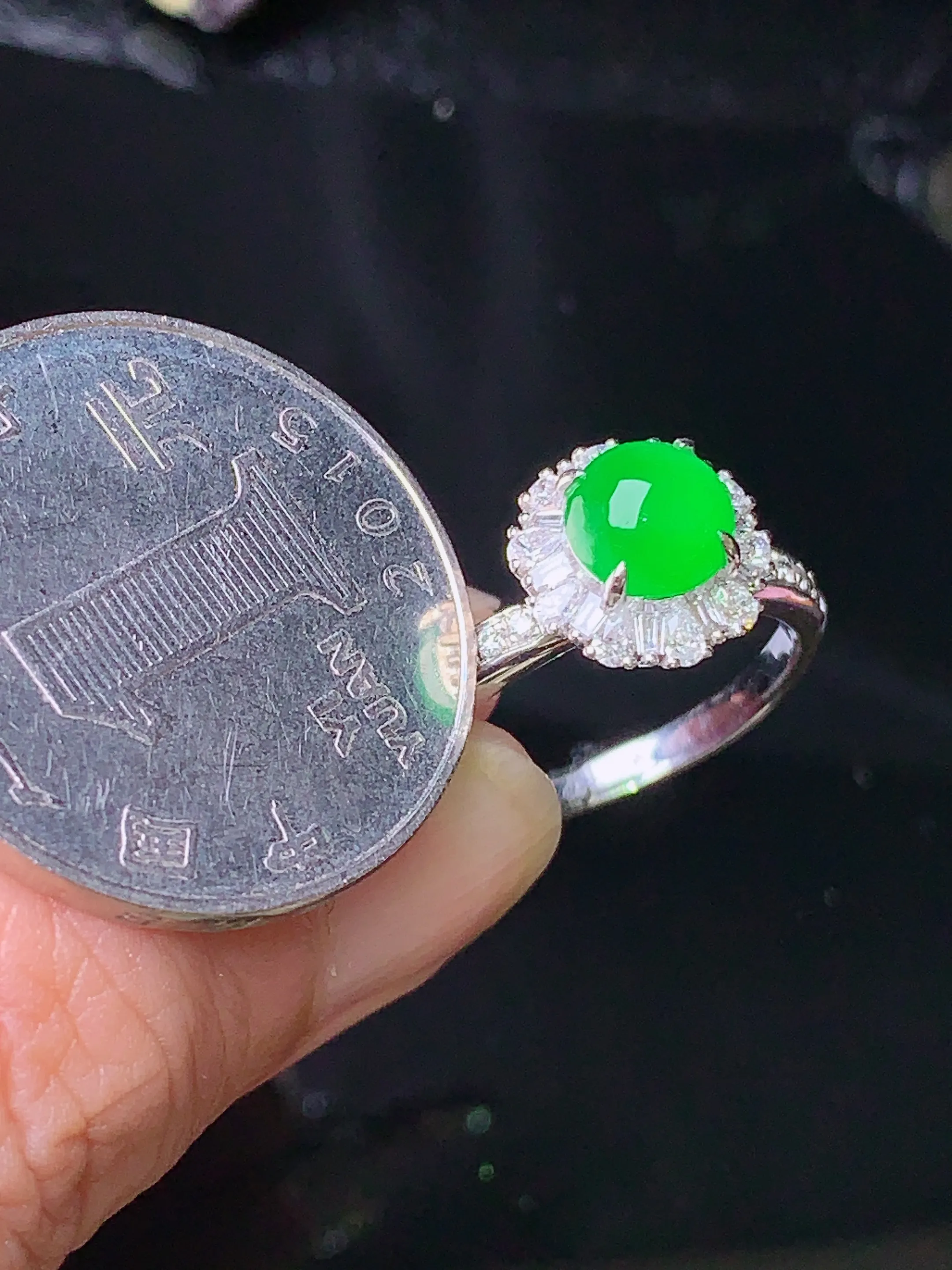 18k金钻镶嵌满绿蛋面戒指 玉质细腻 色泽清新艳丽 圈口14 整体尺寸10.2*9.2