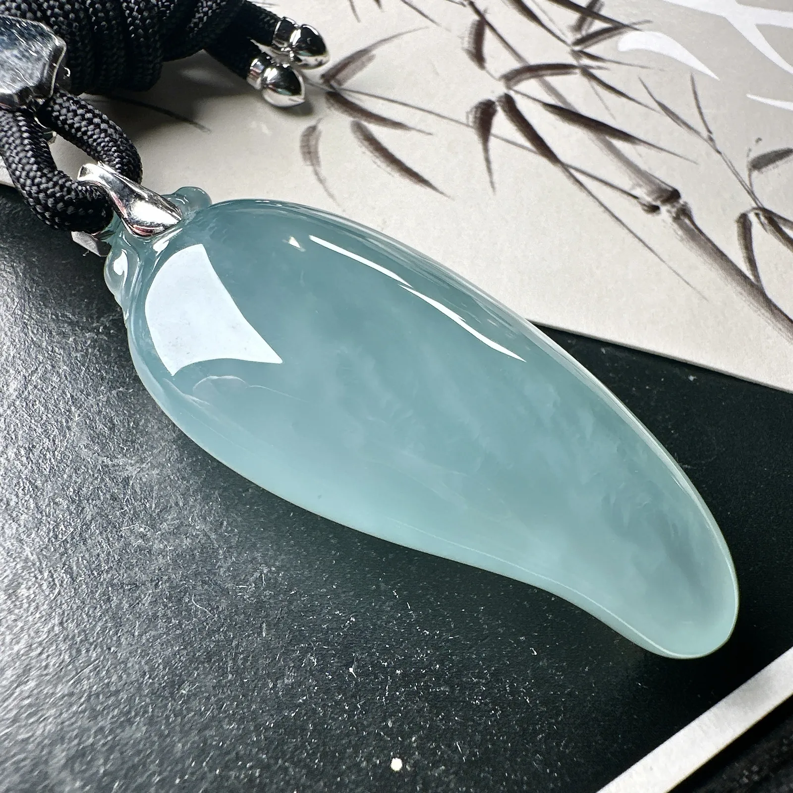 【冰种天空蓝大福瓜】质地冰润细腻，种老起光，收藏品质，18K金钻镶嵌，裸石尺寸53*24.6*15.4毫米