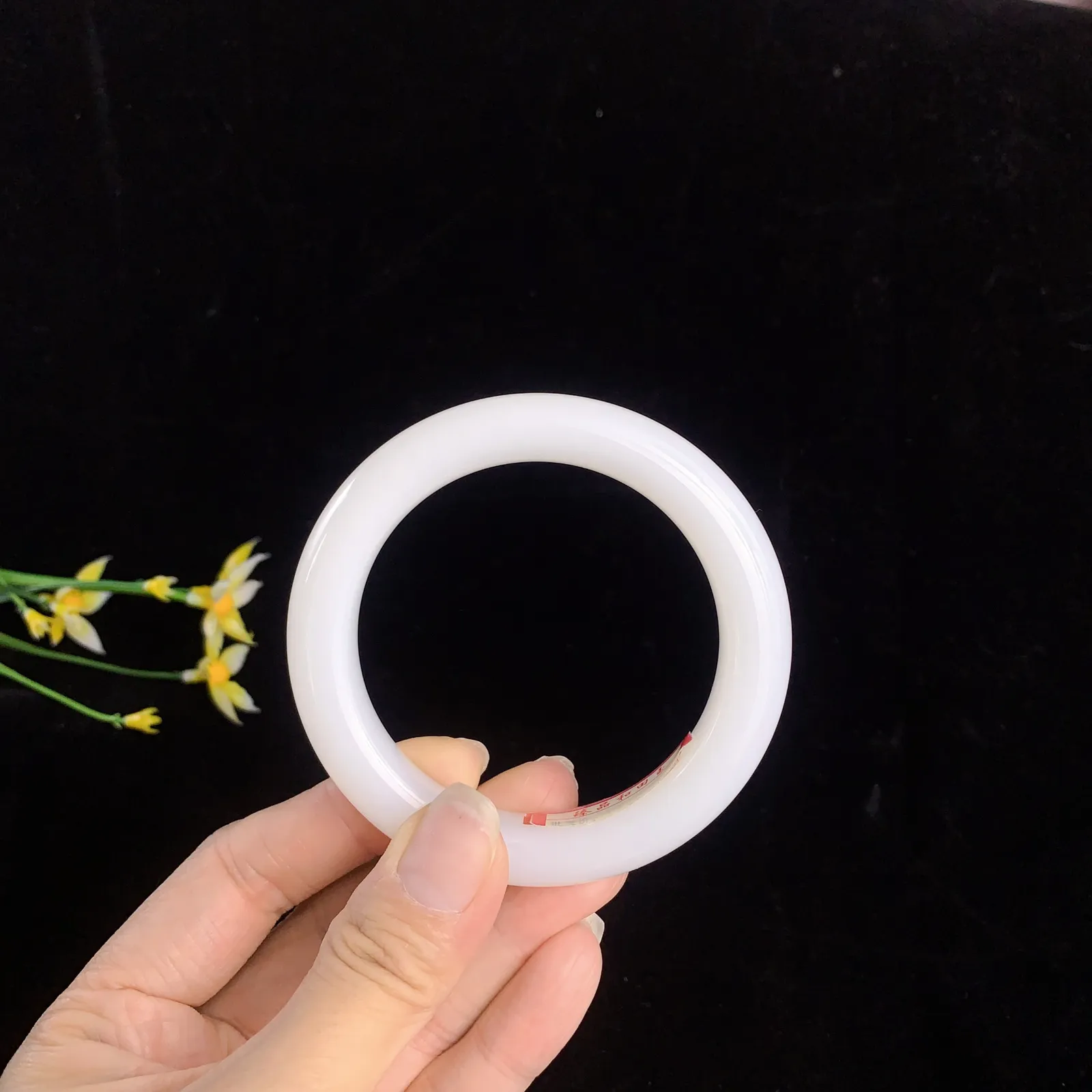 和田玉56圈口羊脂白玉手镯，圈口56宽12.5厚10.3左右，玉质细腻油润 底色纯净 无裂无杂 脂粉好，品质高