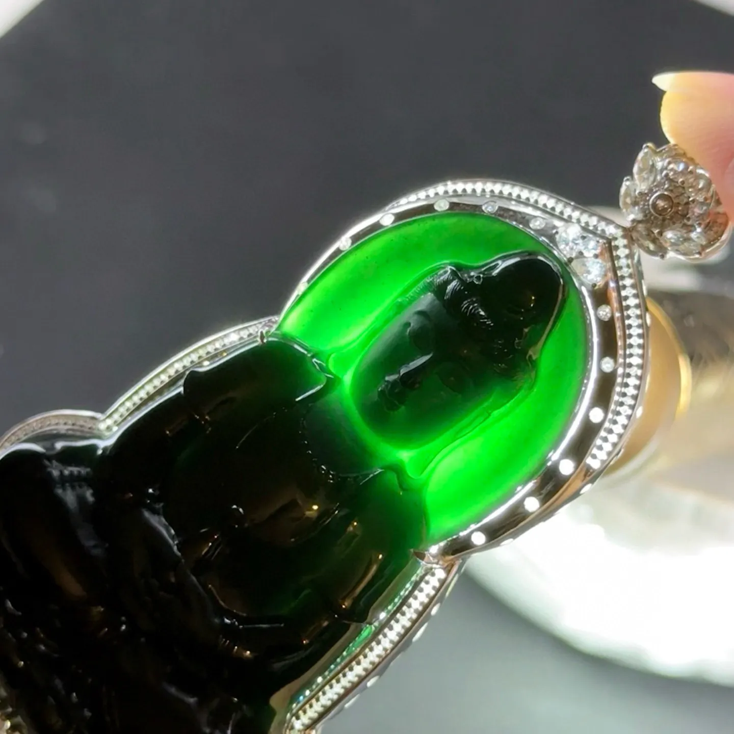 精品墨翠大观音 种好色正 黑度极好 打灯通透 油性十足