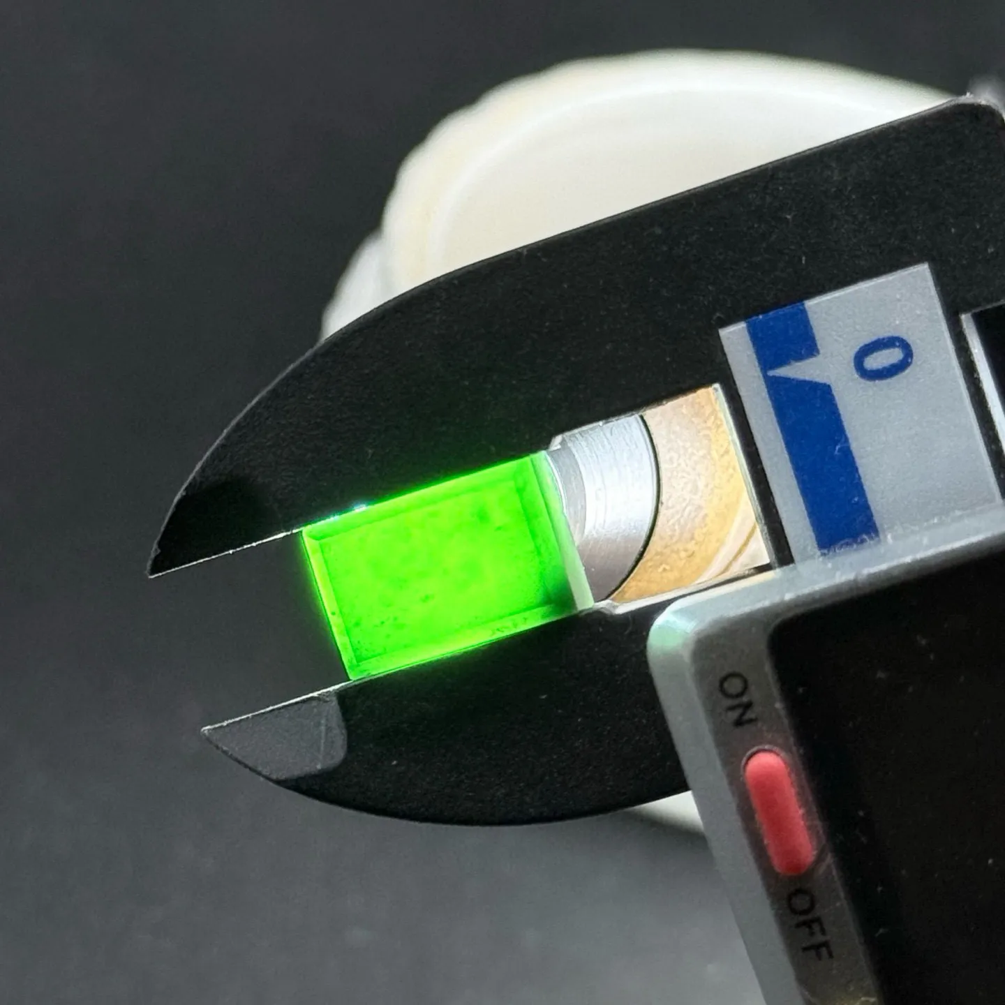 精品墨翠长方戒面 种好色正 黑度极好 打灯通透 油性十足 尺寸12.4