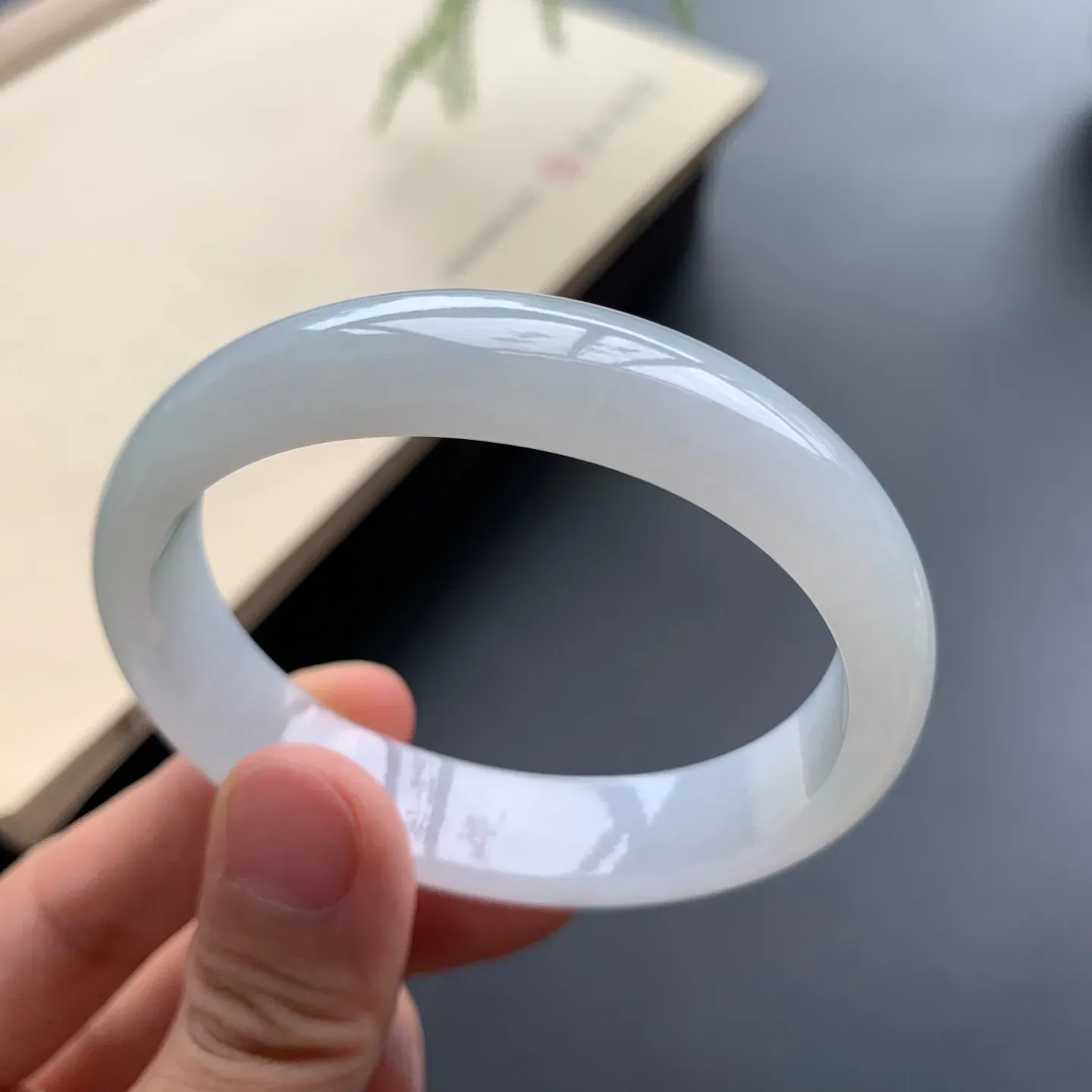 52.8圈口细糯贵妃手镯 尺寸：52.8-45.6-12.2-5.8，无纹裂，细腻光滑，清爽干净