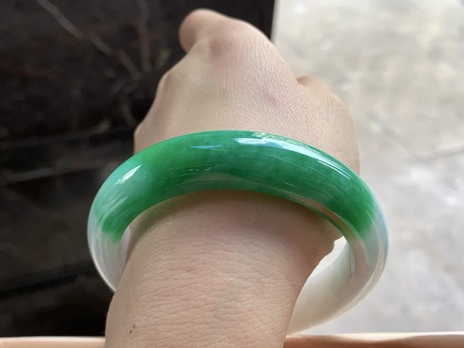 57.5-13.6-9

辣绿色手镯^_^颜色浓郁 细腻