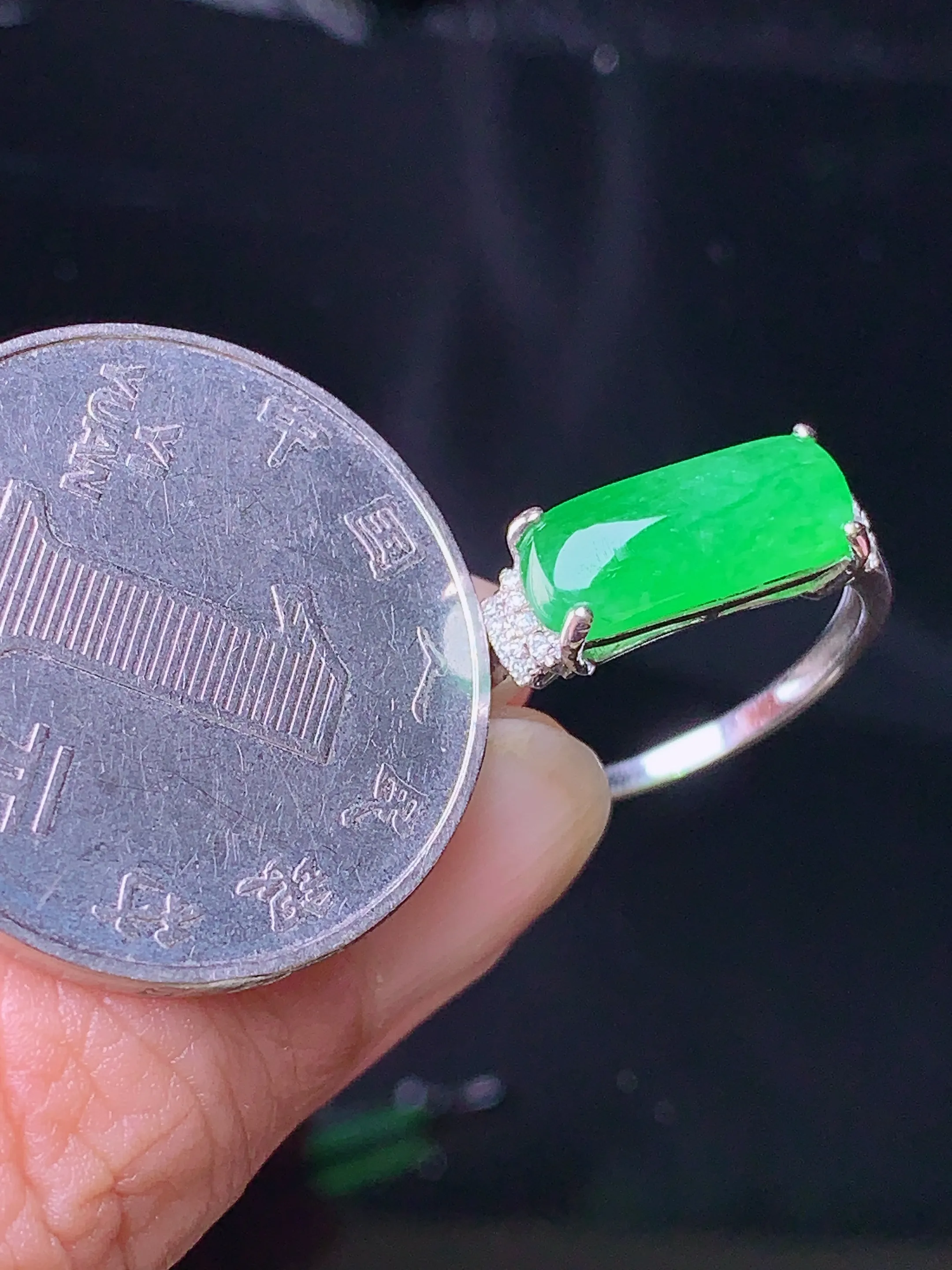 18k金钻镶嵌翠绿玉柱戒指 玉质细腻 色泽清新艳丽 圈口15 整体尺寸5.2*12.5*3.6