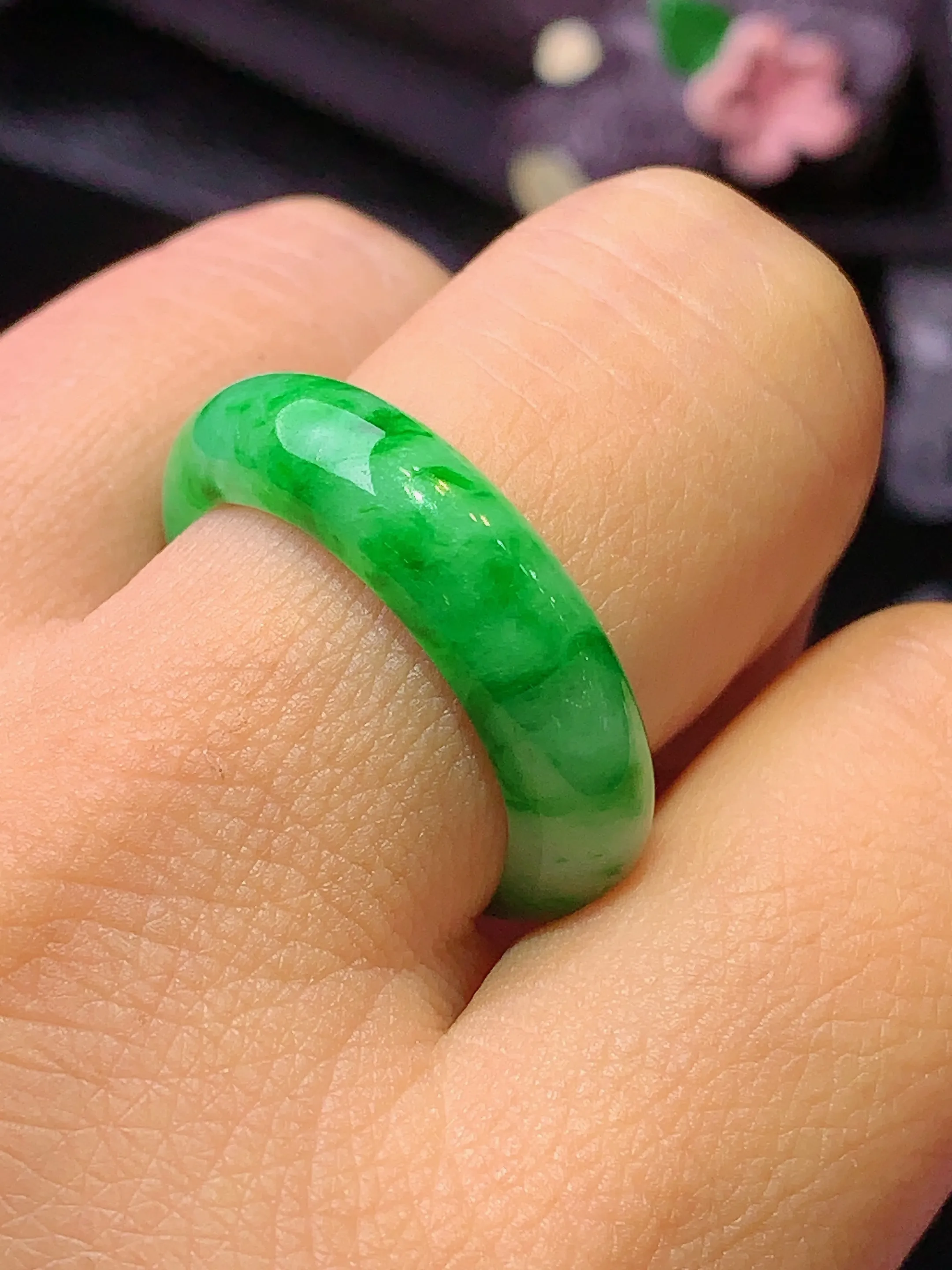 翠绿指环 玉质细腻 色泽清新艳丽 整体尺寸25.5*6.2*3.7 圈口17