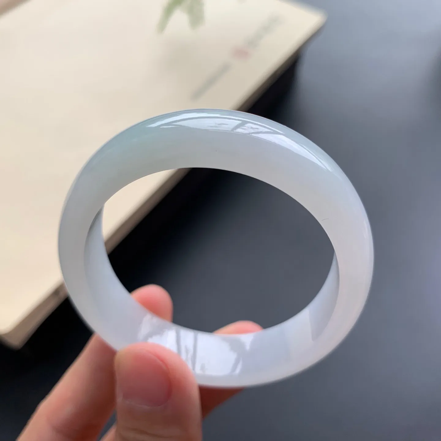 52.8圈口细糯贵妃手镯 尺寸：52.8-45.6-12.2-5.8，无纹裂，细腻光滑，清爽干净