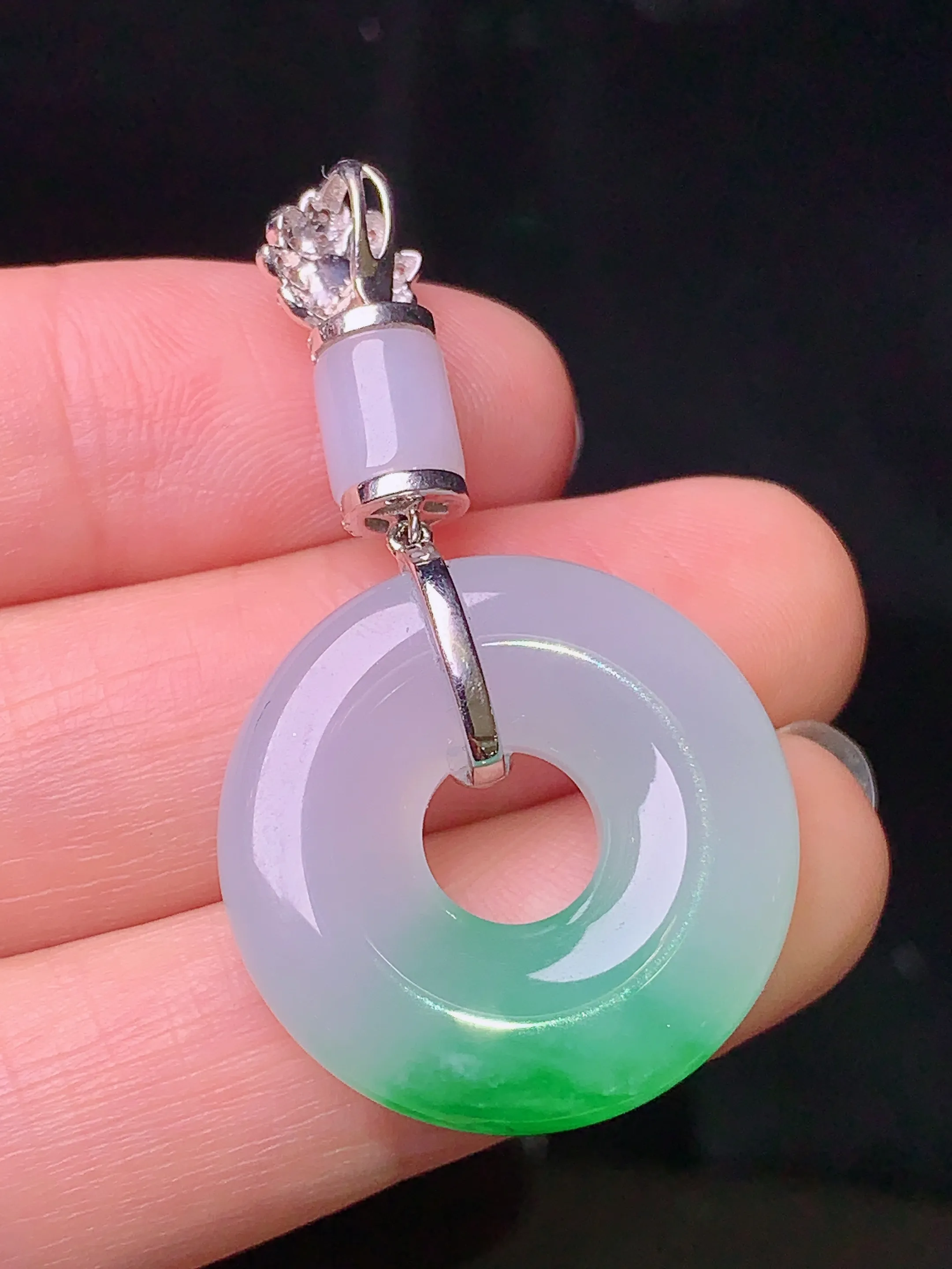 18k金钻镶嵌飘绿平安环吊坠 玉质细腻 色泽清新艳丽 整体尺寸42*23.2*5.7