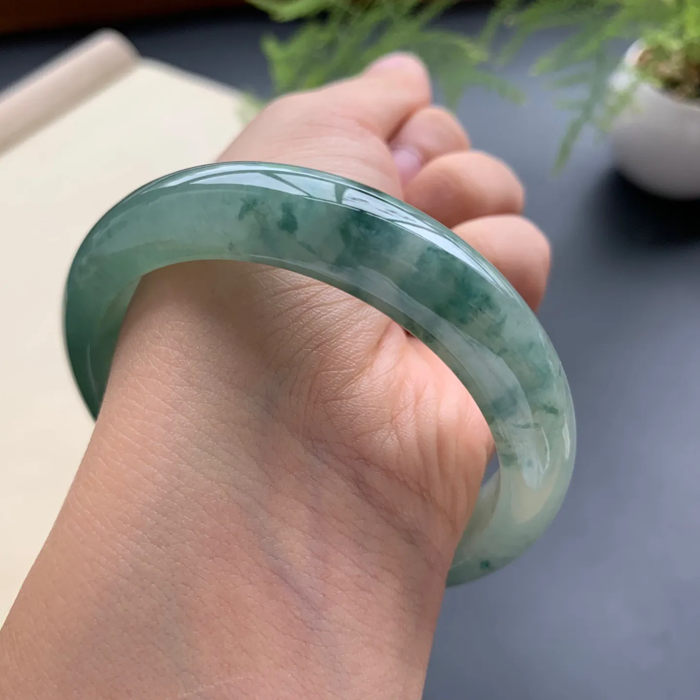 56圈口油底飘花正圈手镯 尺寸：56-13.3-8.2，无纹裂，细腻起胶，色泽浓郁