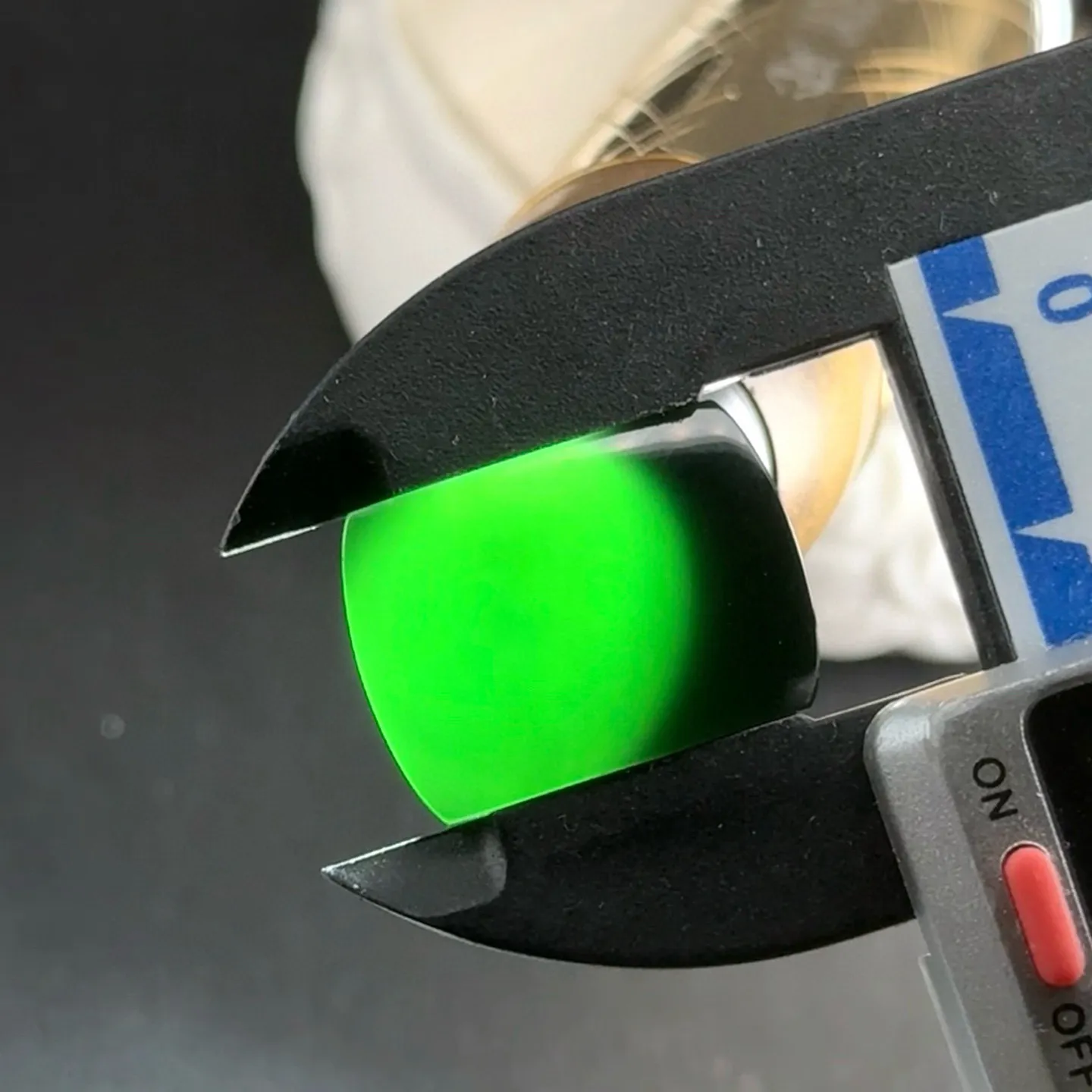 墨翠马鞍戒面一枚 种好色正 黑度极好 打灯通透 油性十足 尺寸19.8