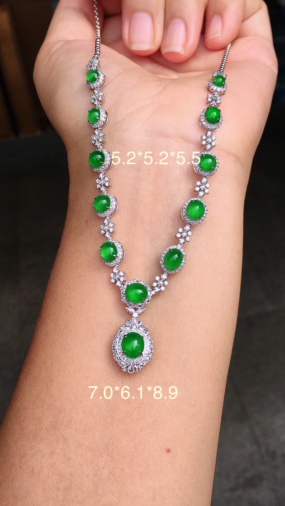 阳绿蛋面晚装项链，色泽均匀艳丽，玉质细腻，荧光感超
强，饱满圆润，尽显优雅气质，18k
金豪华镶嵌