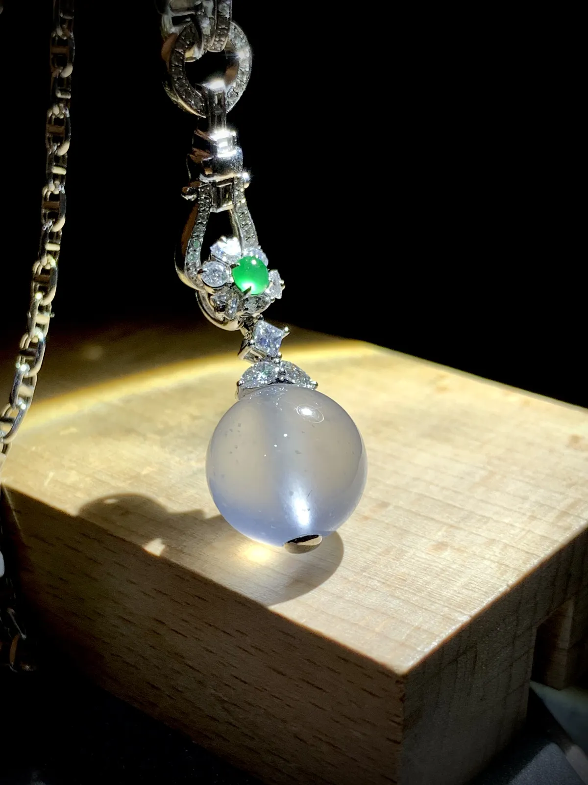 高品质珠子吊坠，28.2-13.3-13.3mm，
18K金，南非钻，翡翠绿蛋面，不配图链
