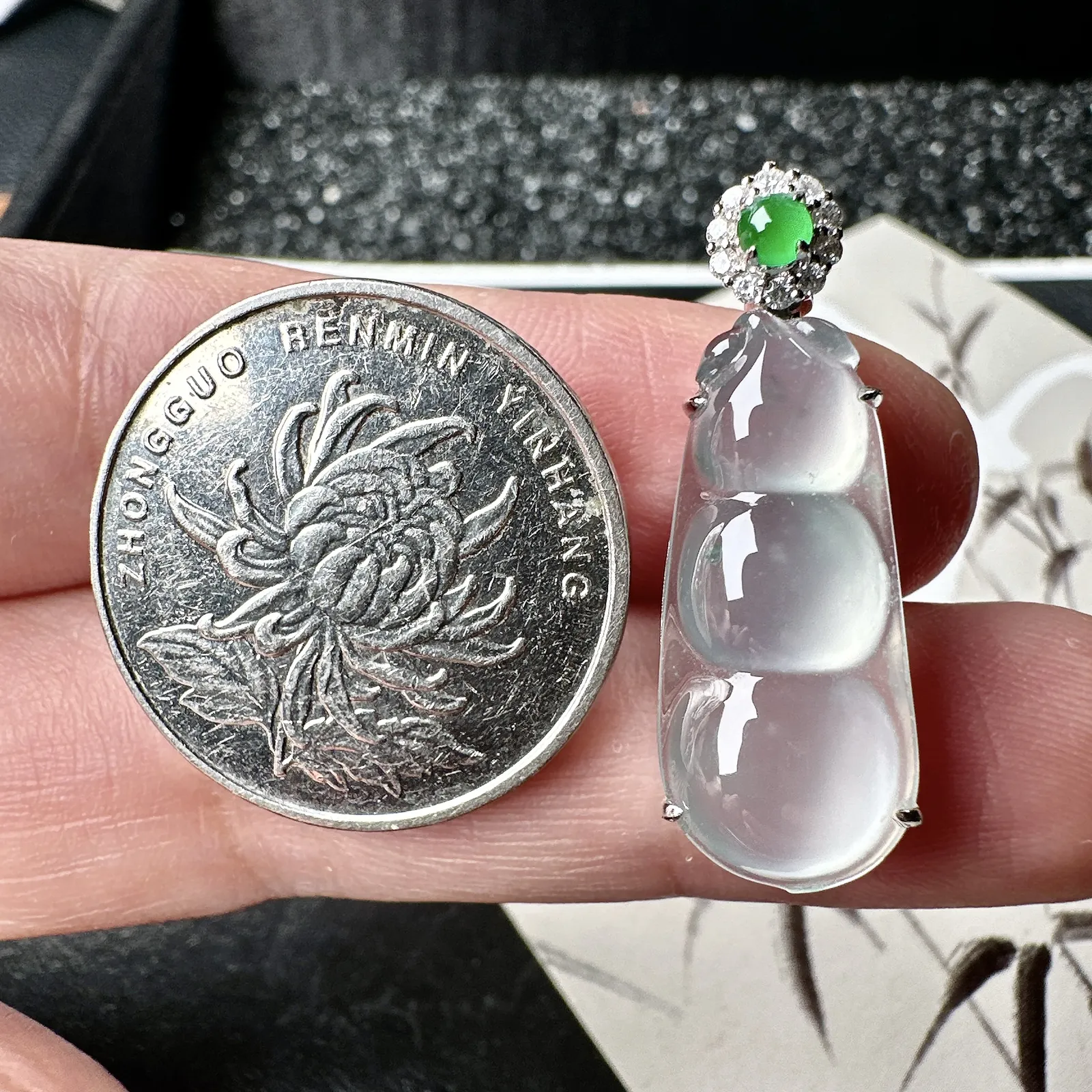 【冰种福豆吊坠】种地上乘，冰感十足，通透起光，饱满圆润，收藏品质，18k金钻镶嵌，裸石尺寸24.5*10.7*5.2毫米
