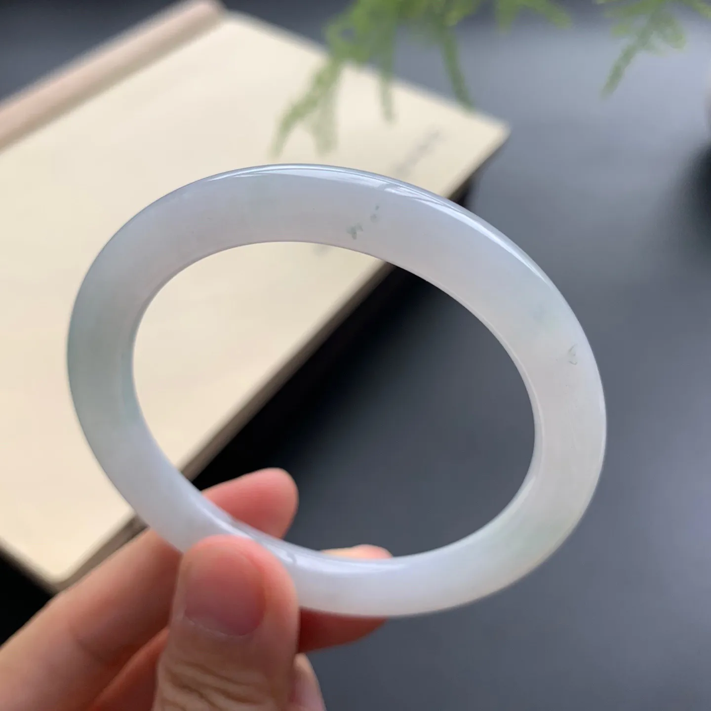 51.5圈口细糯圆条手镯 尺寸：51.5-8-7.8，无纹裂，细腻光滑，条形饱满