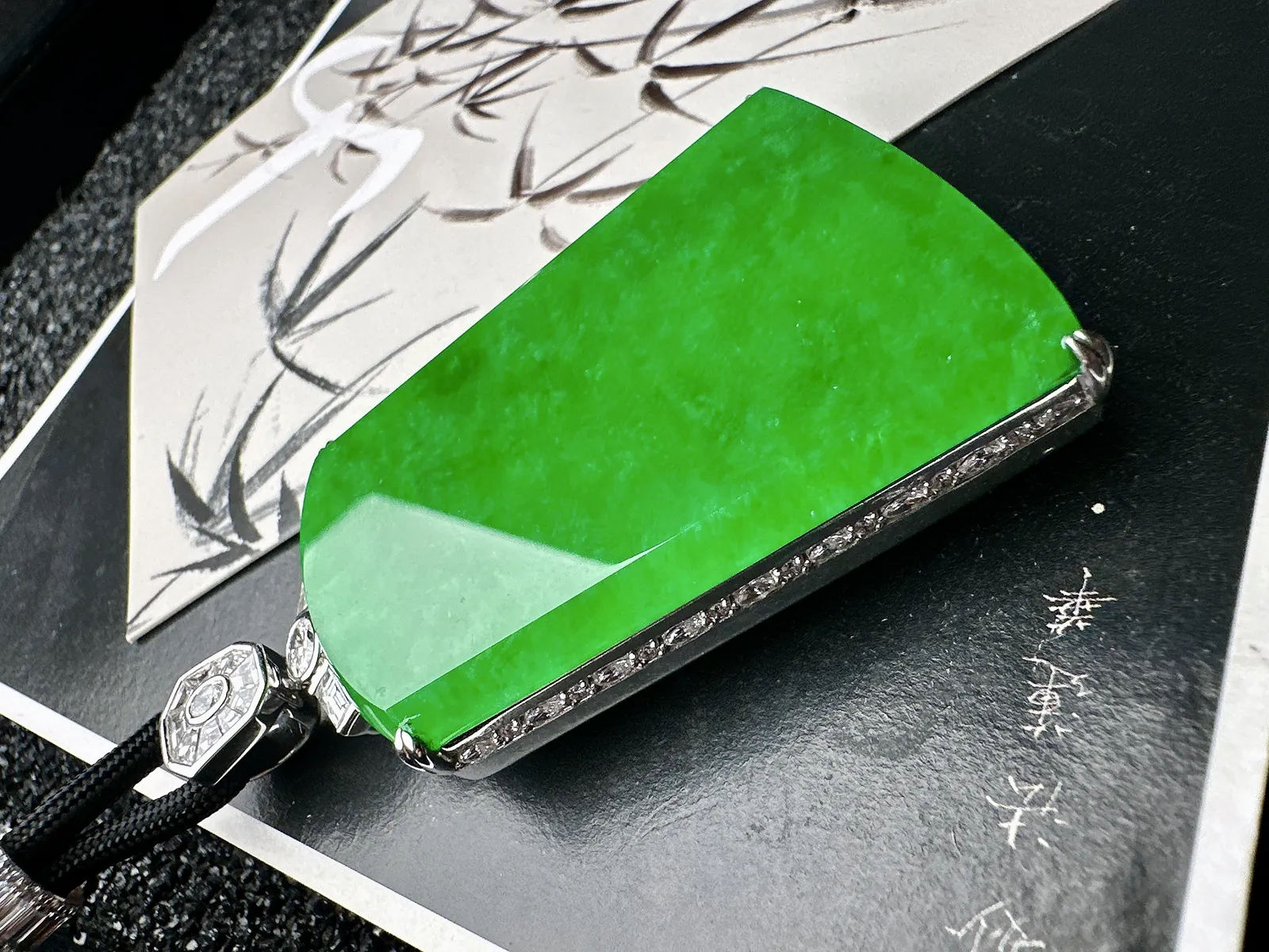 【冰种阳绿缅料大无事牌】珍藏级别，实物更漂亮，阳绿色泽。18k金钻镶嵌，裸石尺寸54.2*41.8*4.3毫米