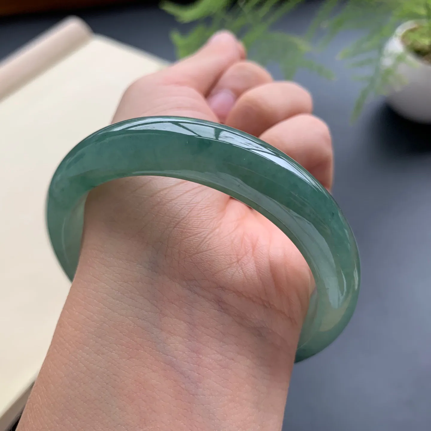 56圈口油底飘花正圈手镯 尺寸：56-13.3-8.2，无纹裂，细腻起胶，色泽浓郁