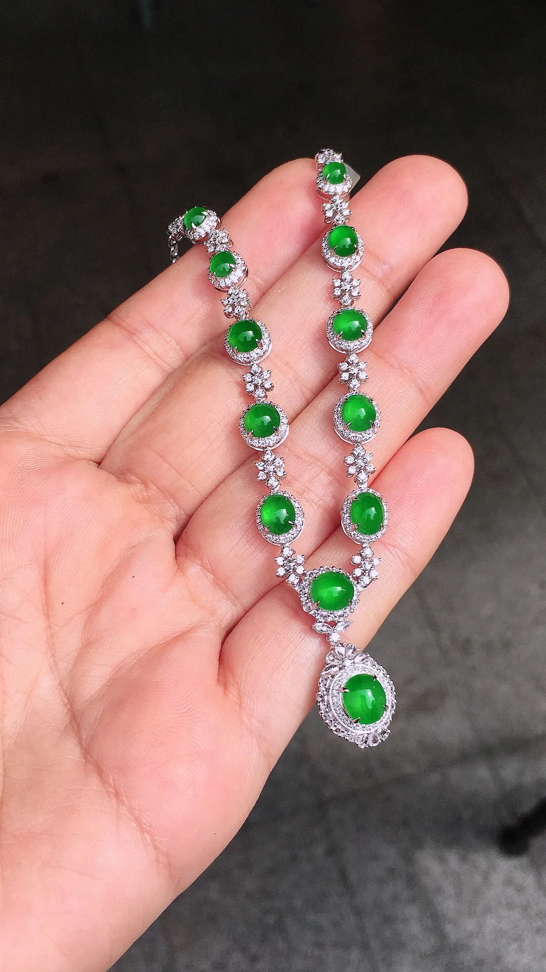 阳绿蛋面晚装项链，色泽均匀艳丽，玉质细腻，荧光感超
强，饱满圆润，尽显优雅气质，18k
金豪华镶嵌