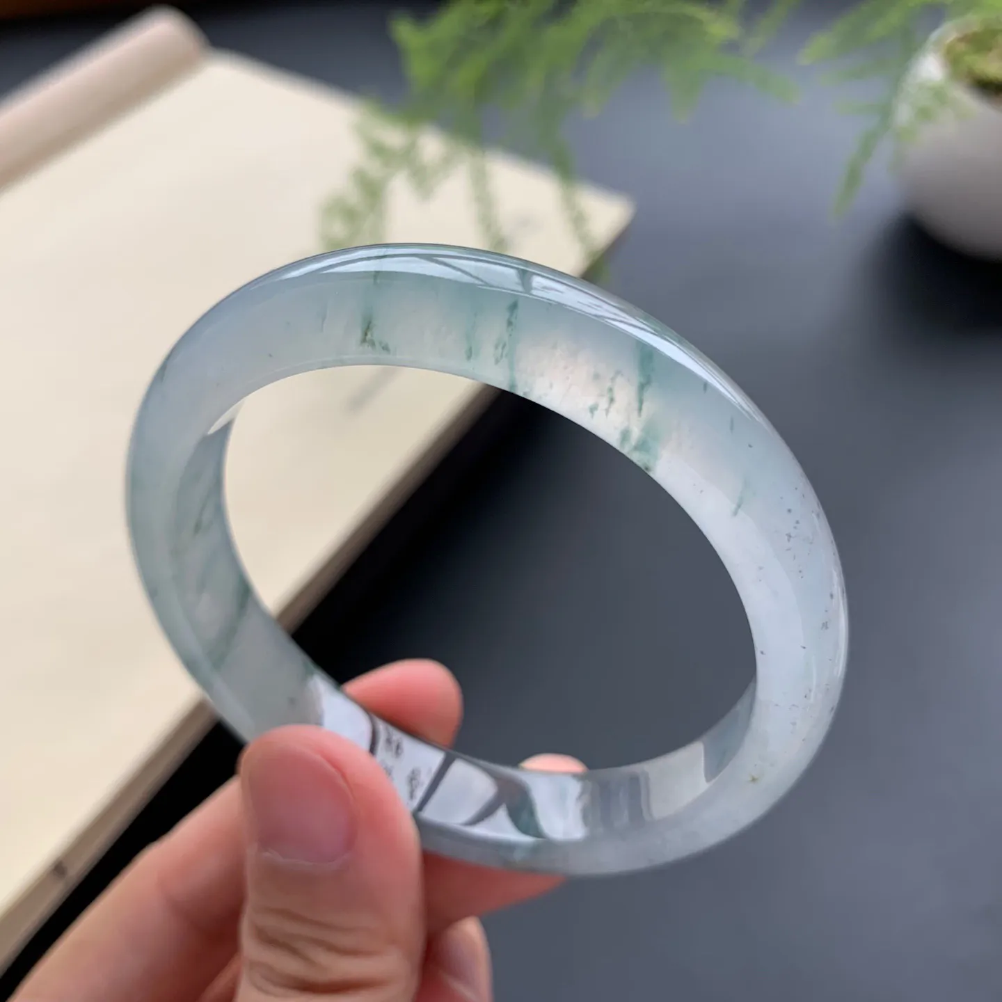 53.5圈口冰种飘花带乌鸡正圈手镯 尺寸：53.5-11.6-7.2，水润透亮，胶感十足