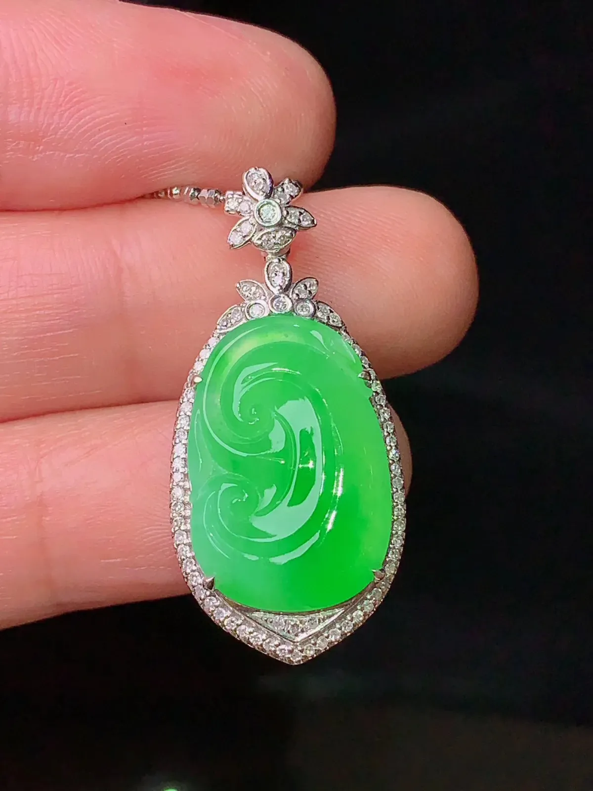 18k金钻镶嵌翠绿如意吊坠 玉质细腻 色泽艳丽 整体尺寸31.3*14.8*6.5
